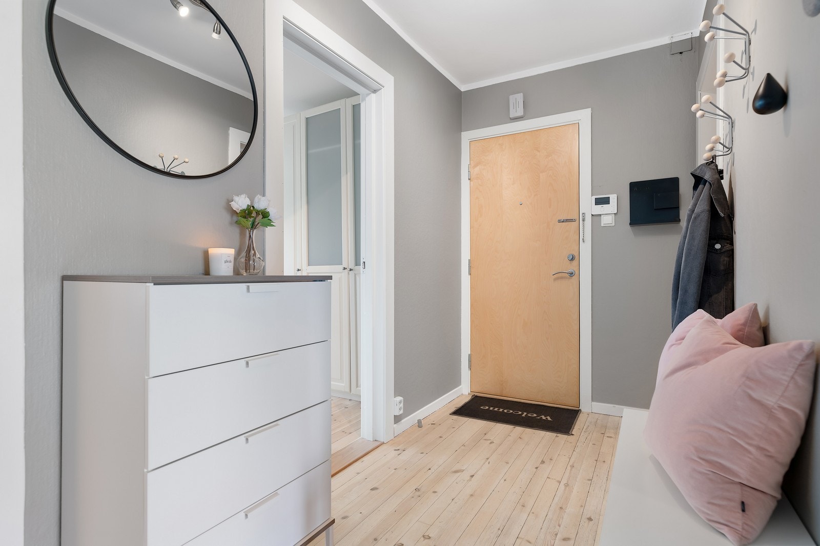 Romslig entré med plass til å henge fra seg. Calling anlegg med kamera. Galleribilde