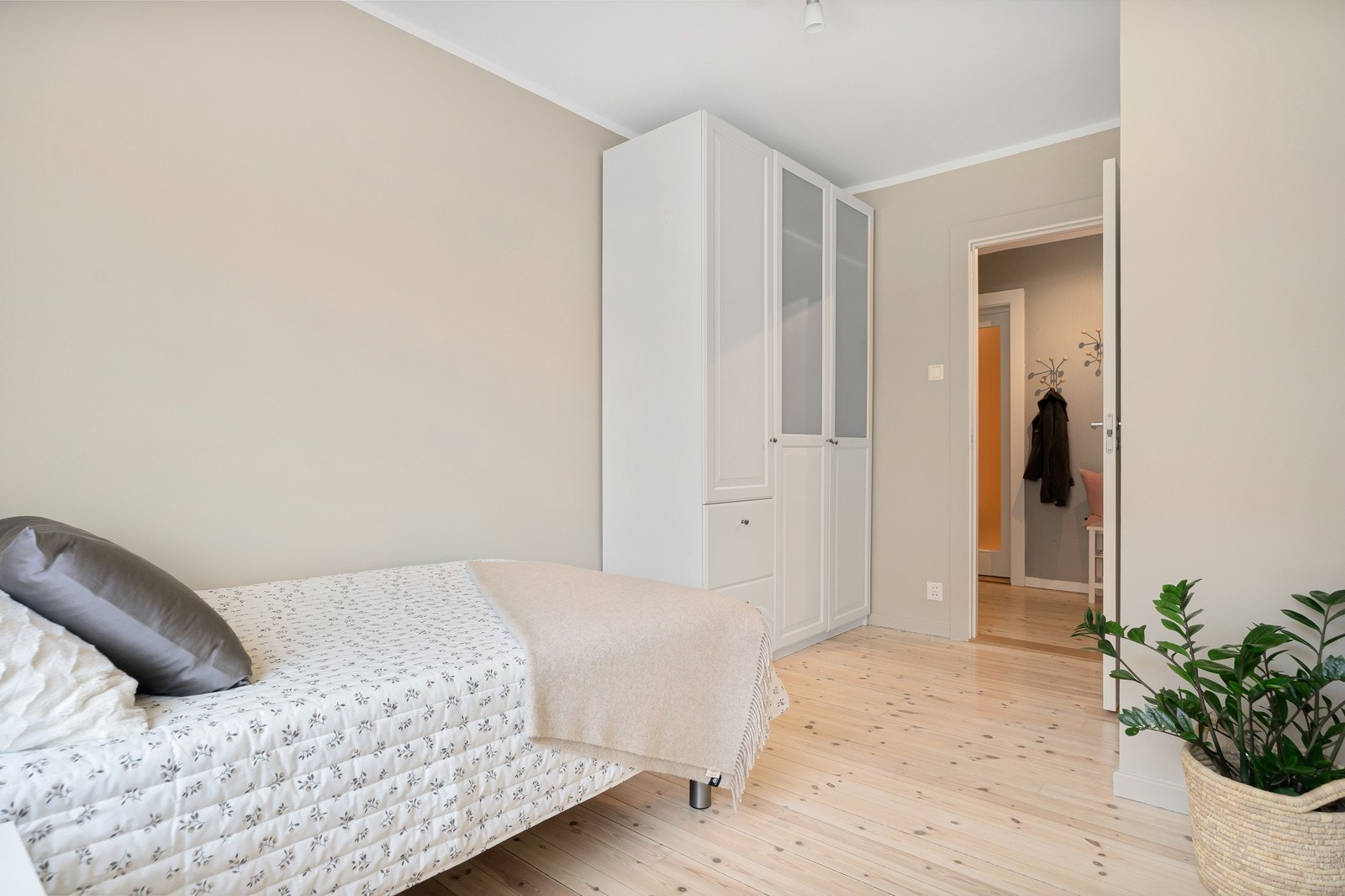 Soverom 1 har samme lekre furuplankegulvet og lysmalte vegger. Galleribilde
