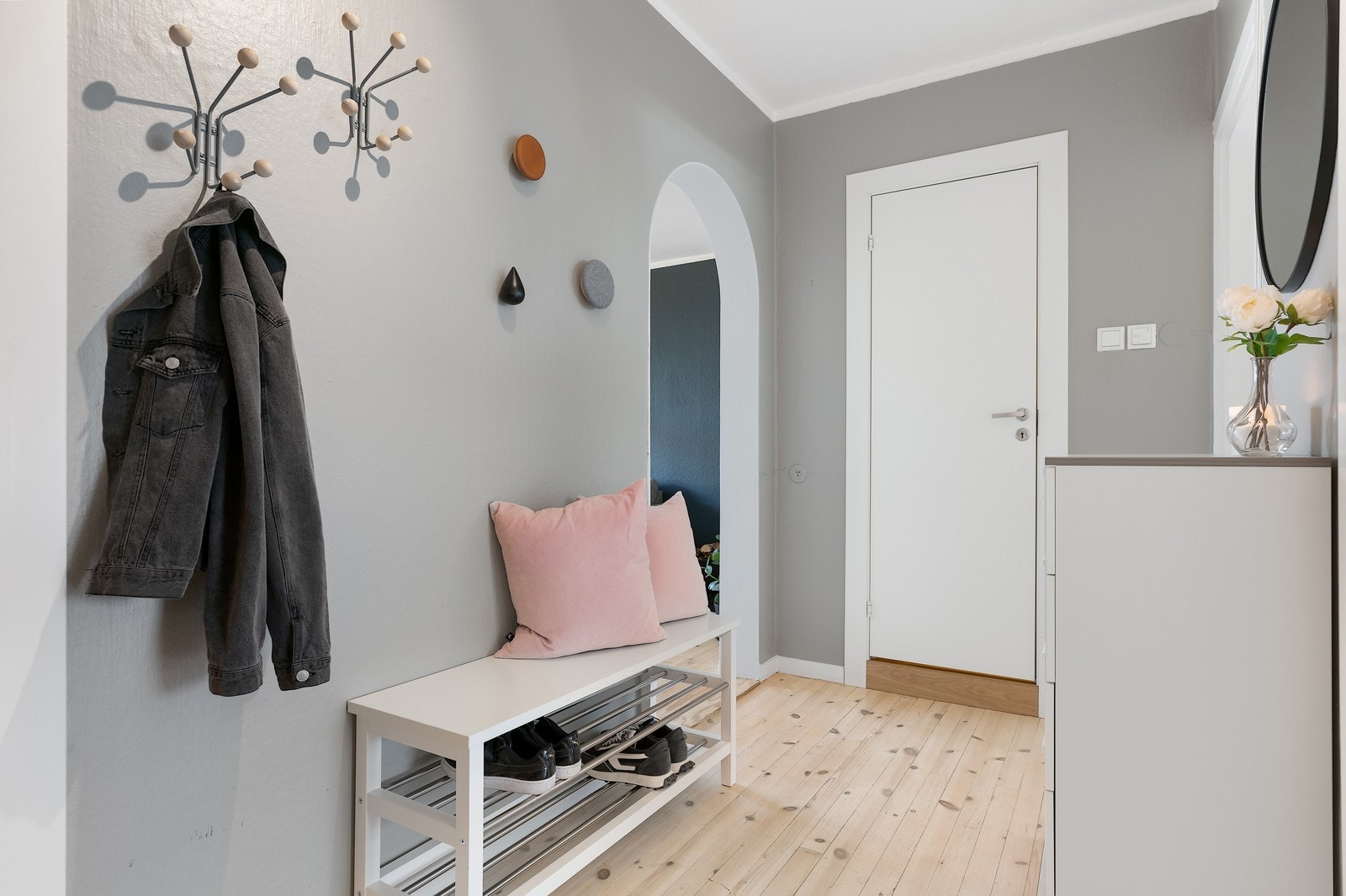 Fra entreen har man adkomst til stue, kjøkken, soverom, bad og bod som er innredet til soverom Galleribilde