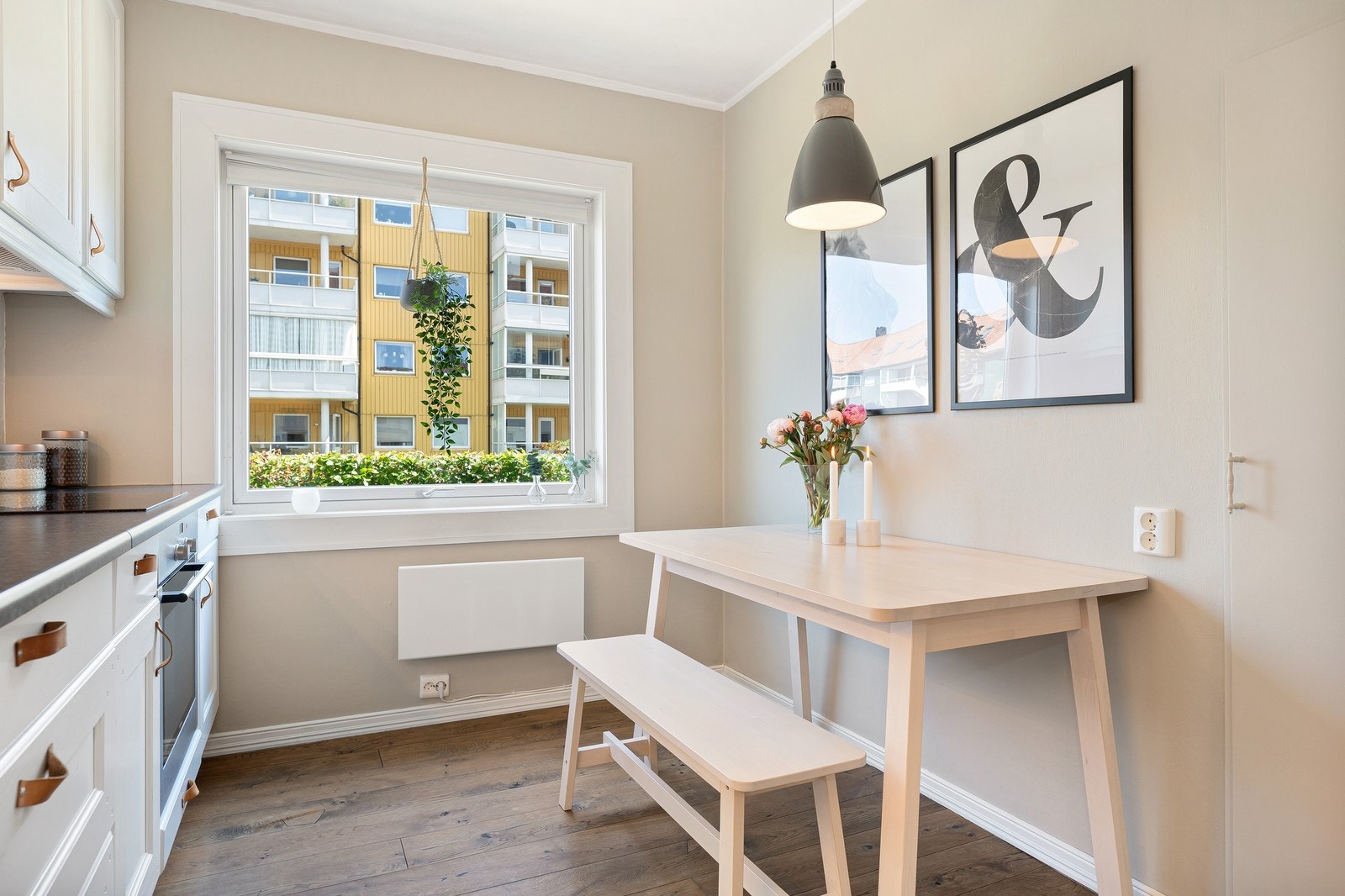 Spisestue i stuen eller på kjøkken. Her er det faktisk plass til begge. Galleribilde