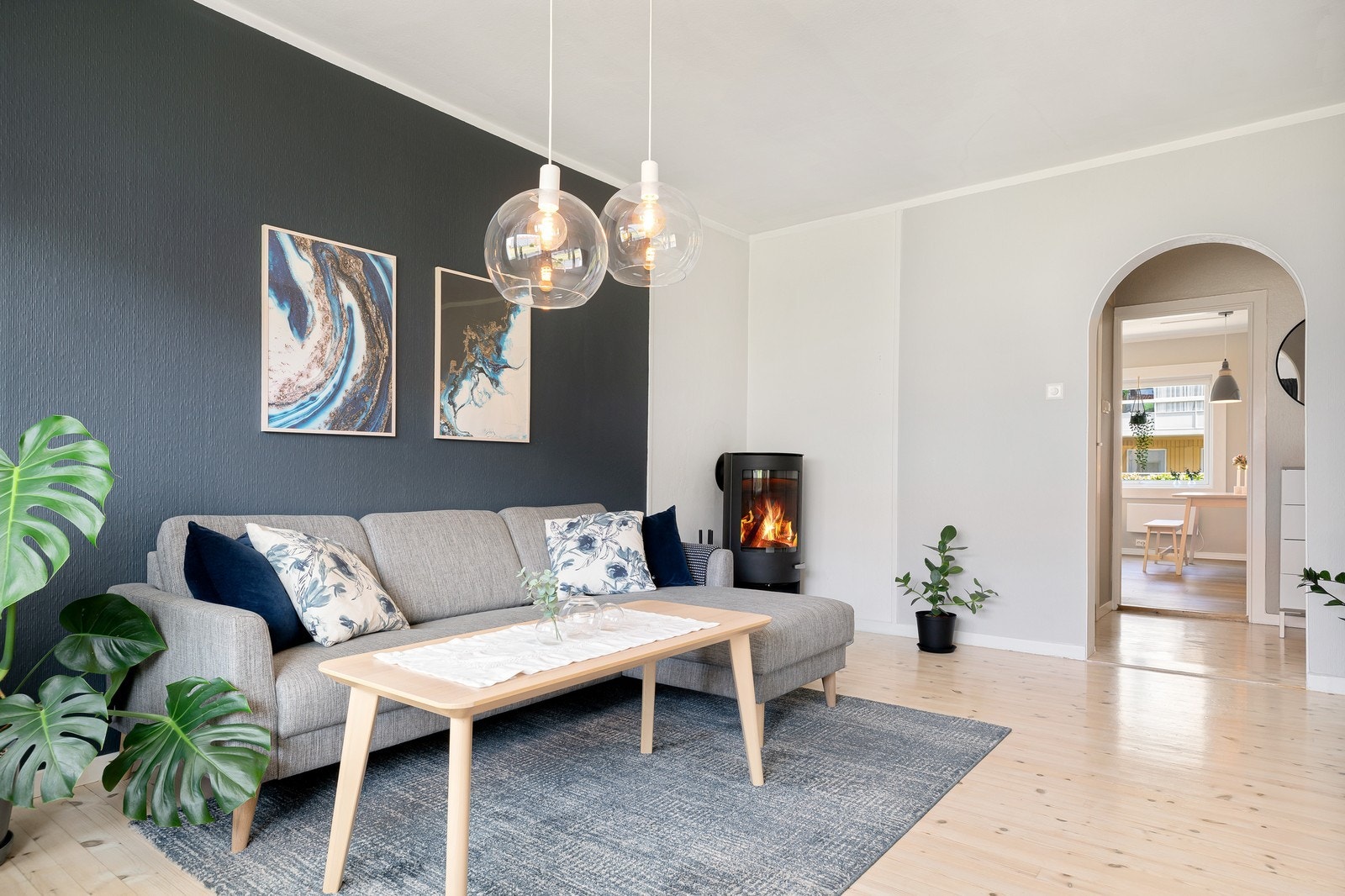 Stuen har lekkert furu plankegulv og lyse vegger foruten en stilfull kontrastvegg. Galleribilde