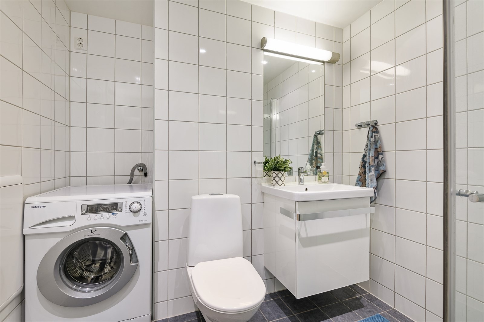Det er plass og opplegg for vaskemaskin i nisje. Galleribilde