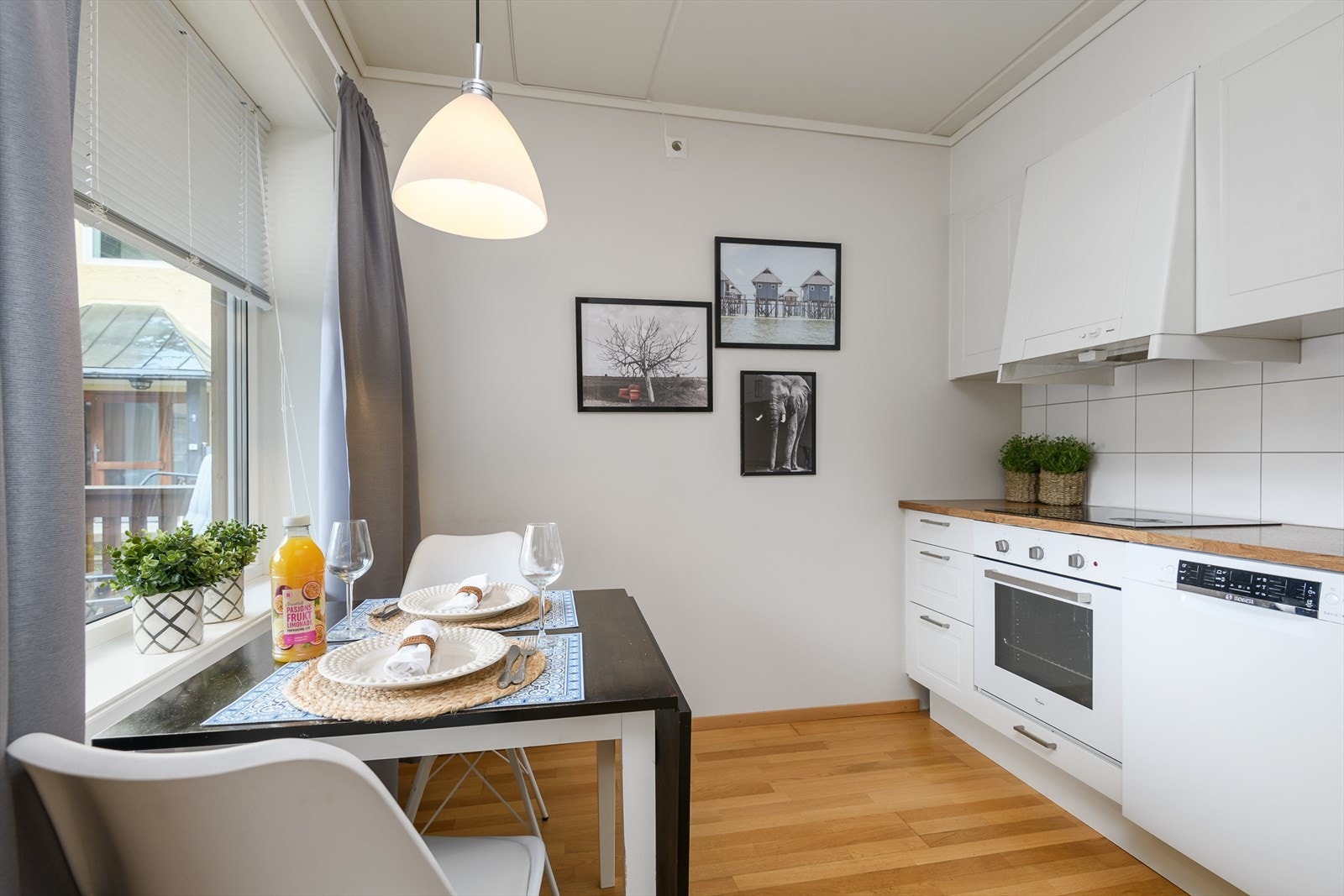 Innredningen har integrert stekeovn og platetopp med ventilator over. Plass for frittstående kjøleskap og oppvaskmaskin. Galleribilde