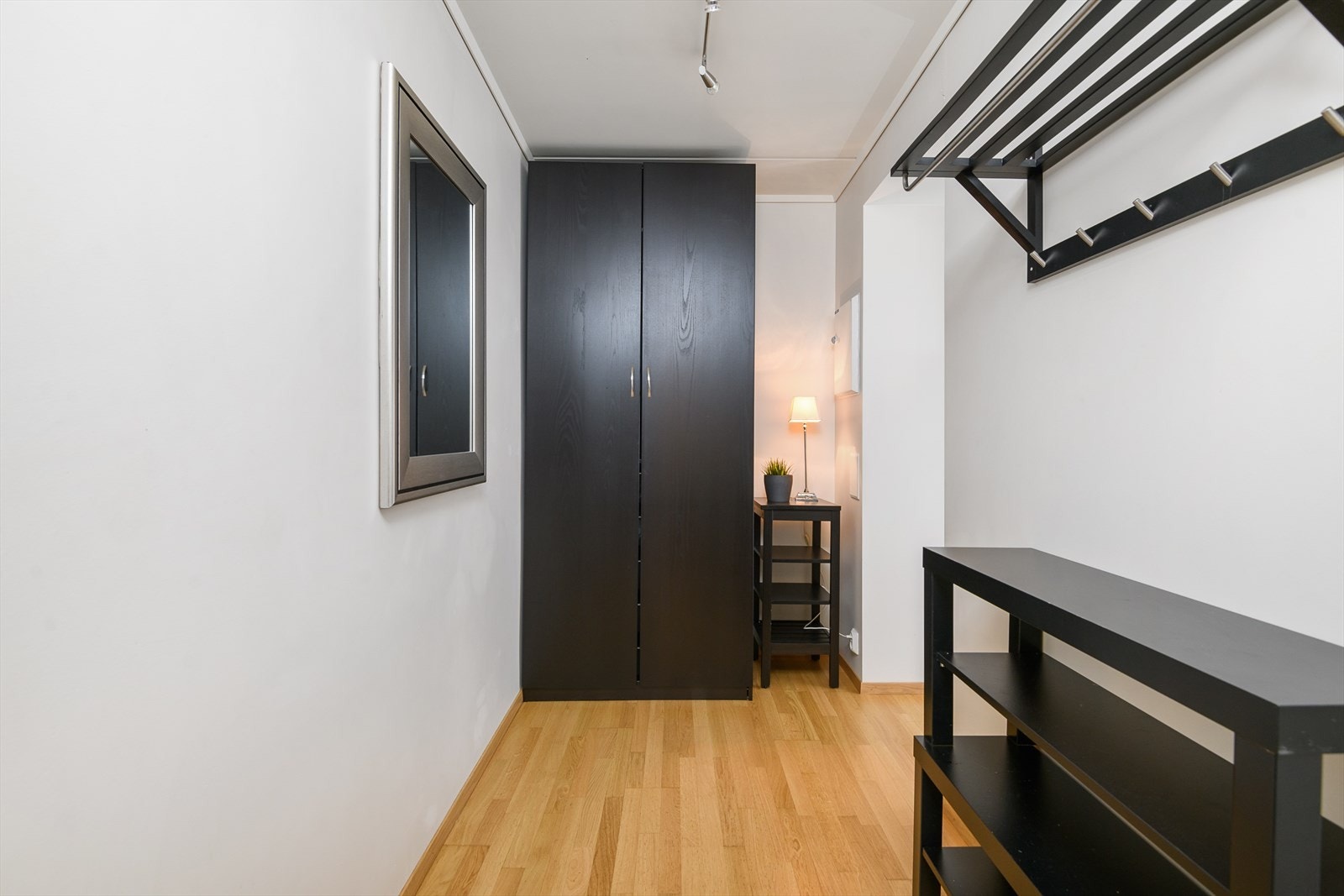 I garderobe er det også oppbevaringsmuligheter for det som ikke benyttes i det daglige. Galleribilde
