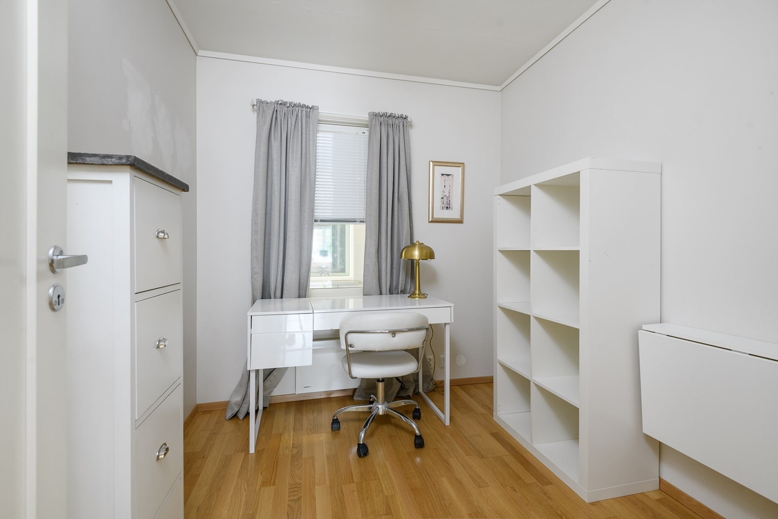 Praktisk rom innredet som hjemmekontor. Rommet har flere bruksmuligheter. Galleribilde