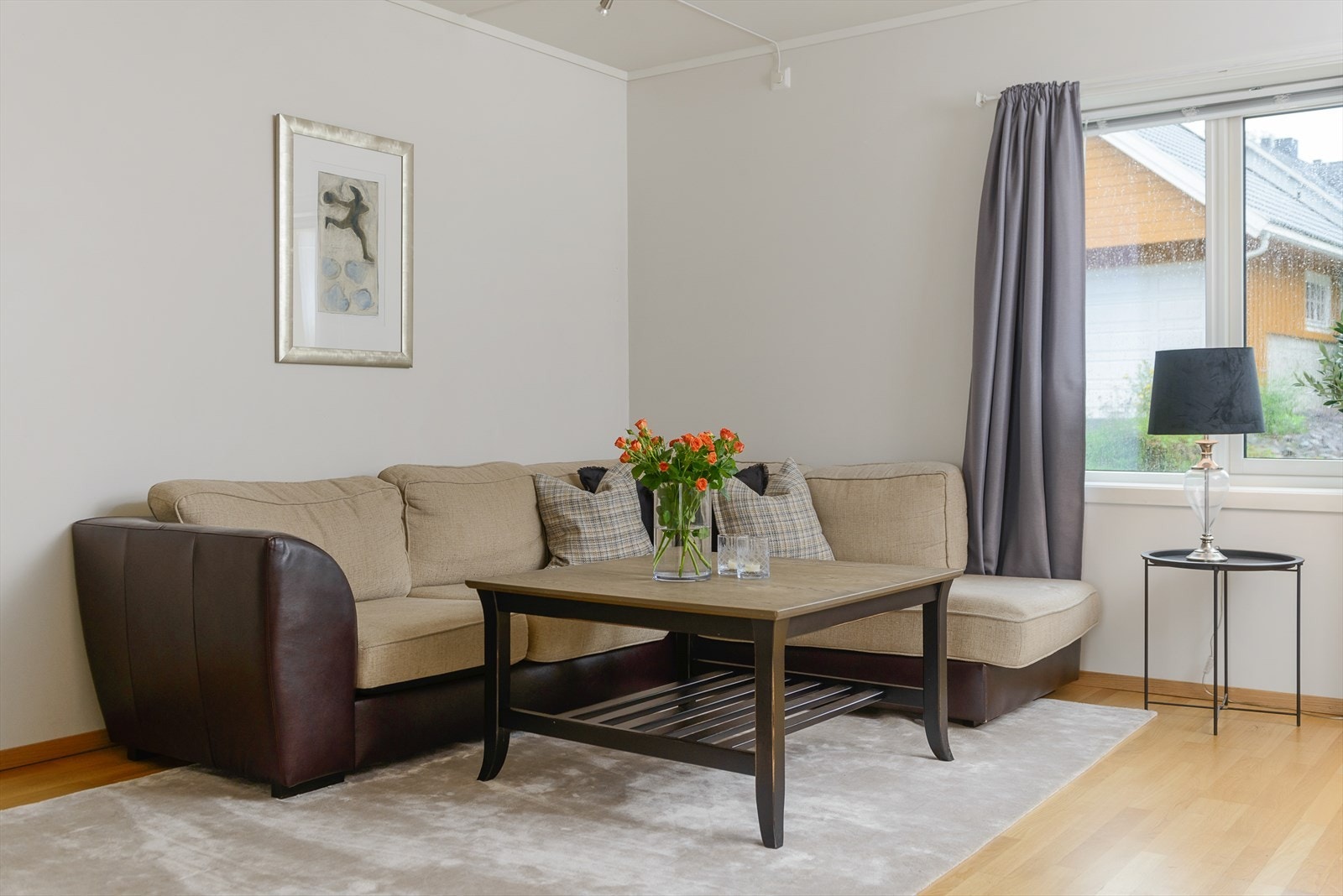 Det er god plass for sofagruppe i stuen. Galleribilde