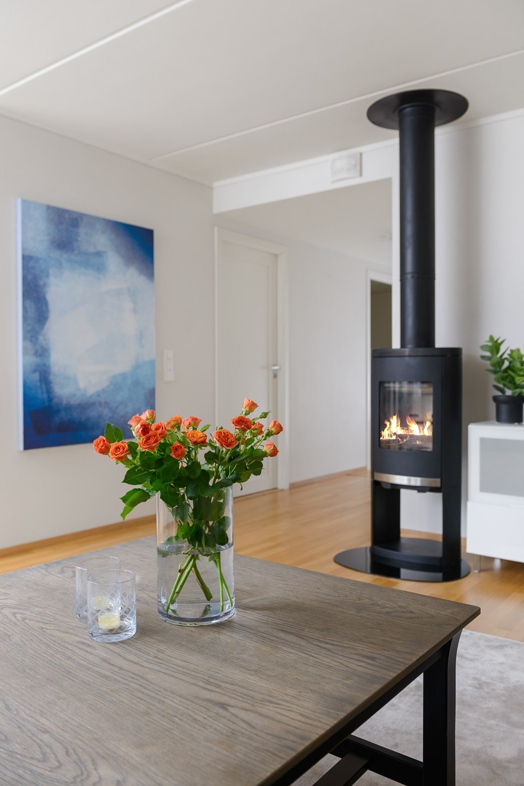 I stuen er det vedovn med god effekt. Leiligheten har også balansert ventilasjon. Galleribilde