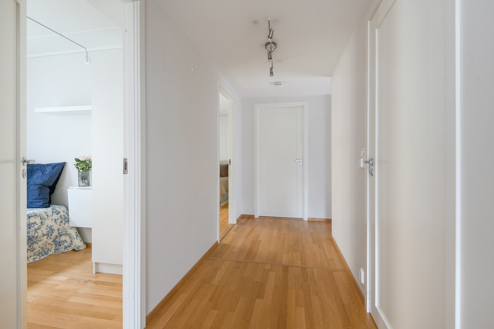 Fra mellomgang er det adkomst til blant annet bad og soverommene. Det er åpen løsning mot stue og entré. Galleribilde