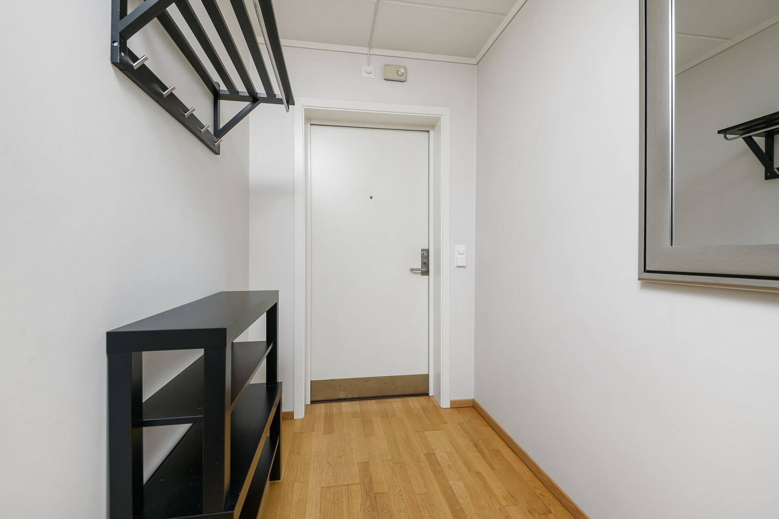I entréen er det muligheter for oppheng av yttertøy og plassering av sko Galleribilde