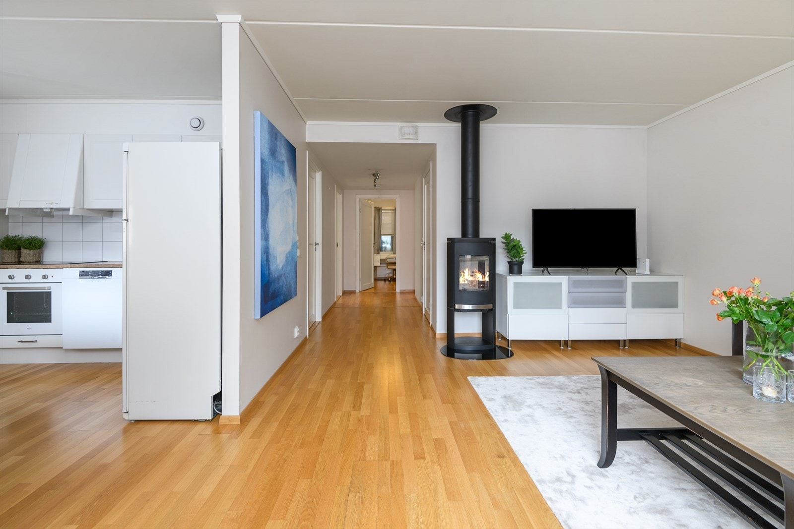 Fra stue er det åpen løsning til mellomgang hvor det er adkomst til bl.a. bad og soverom. Galleribilde