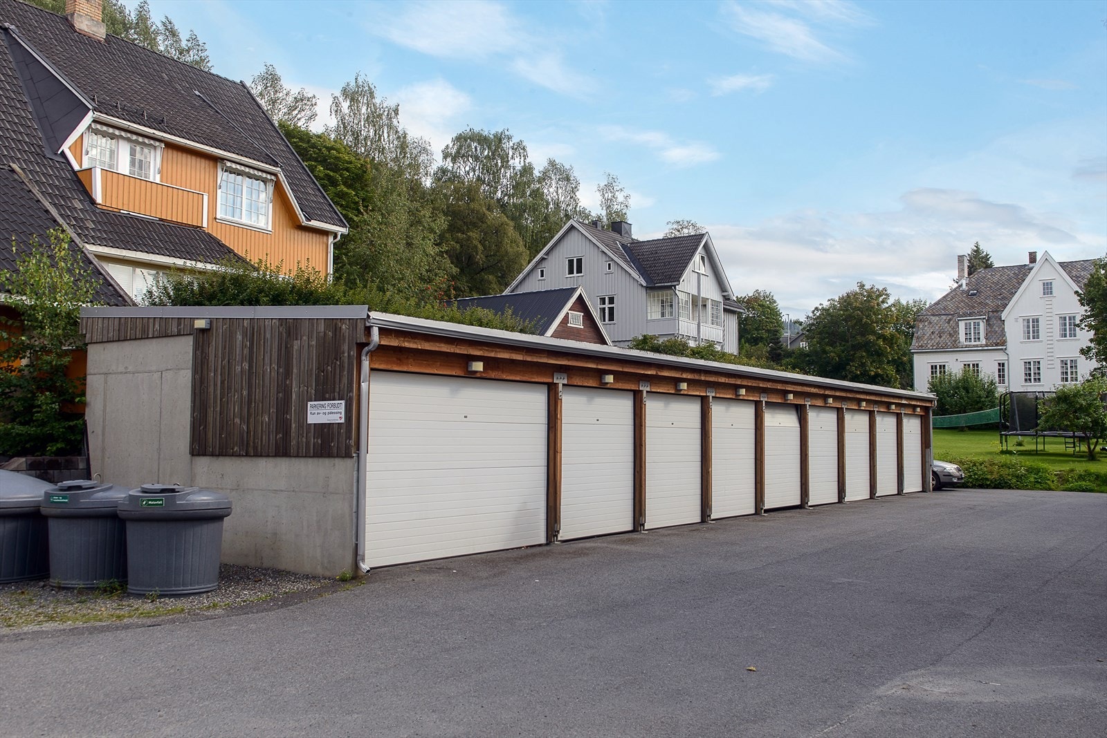 Det er en biloppstillingsplass i felles garasjeanlegg som medfølger leiligheten. Galleribilde