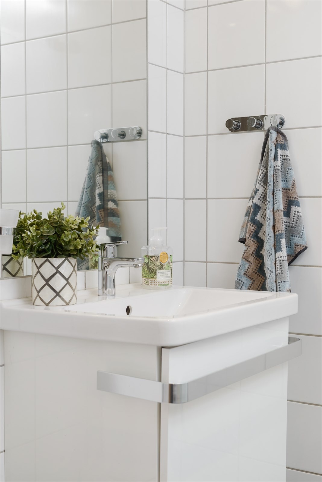 Badet er innredet med servant, vegghengt toalett og dusjvegger av herdet glass. Galleribilde