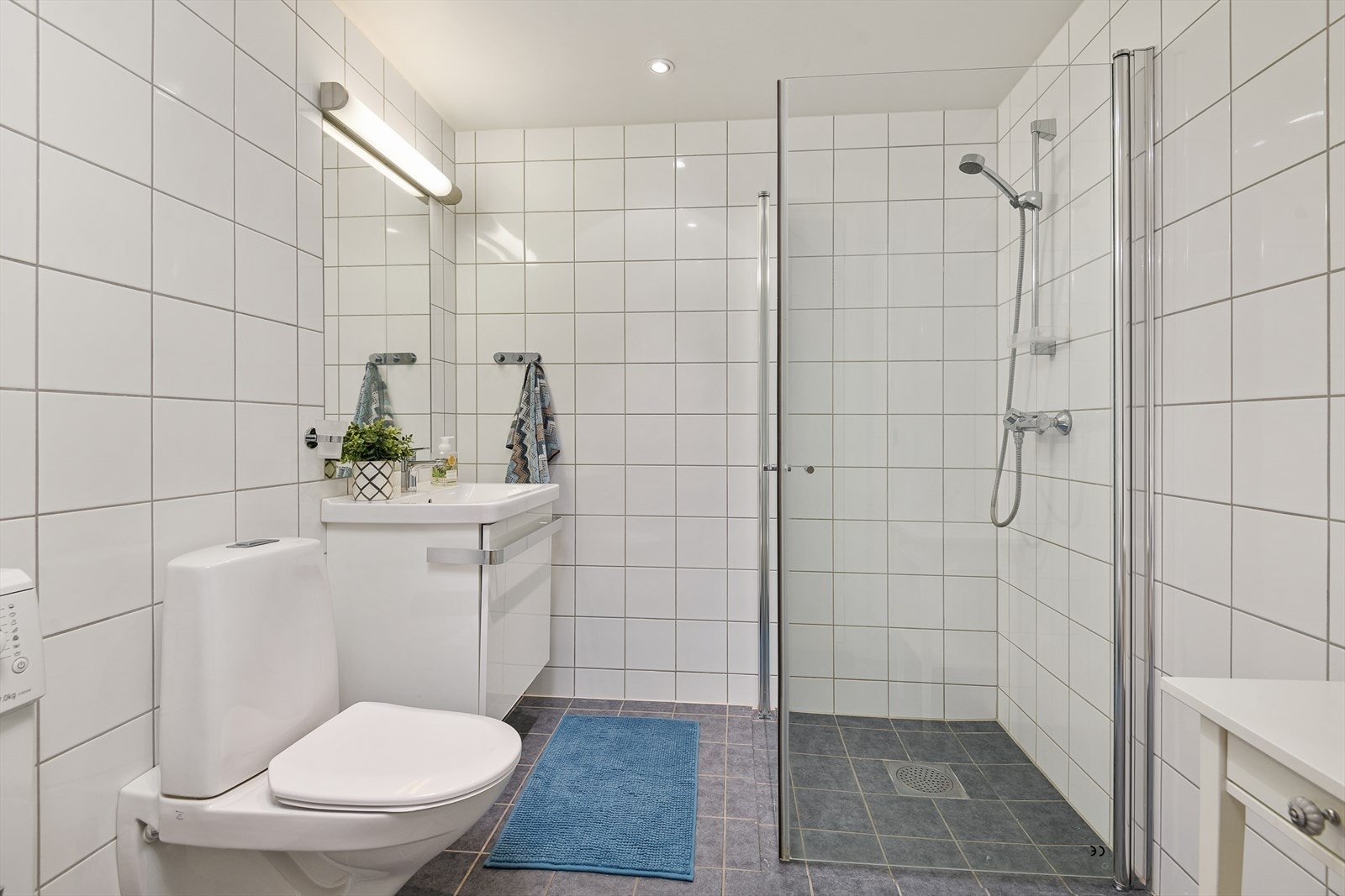 Badet har flislagte gulv og vegger. Varmekabler i gulv. I himlingen er det downlights. Galleribilde