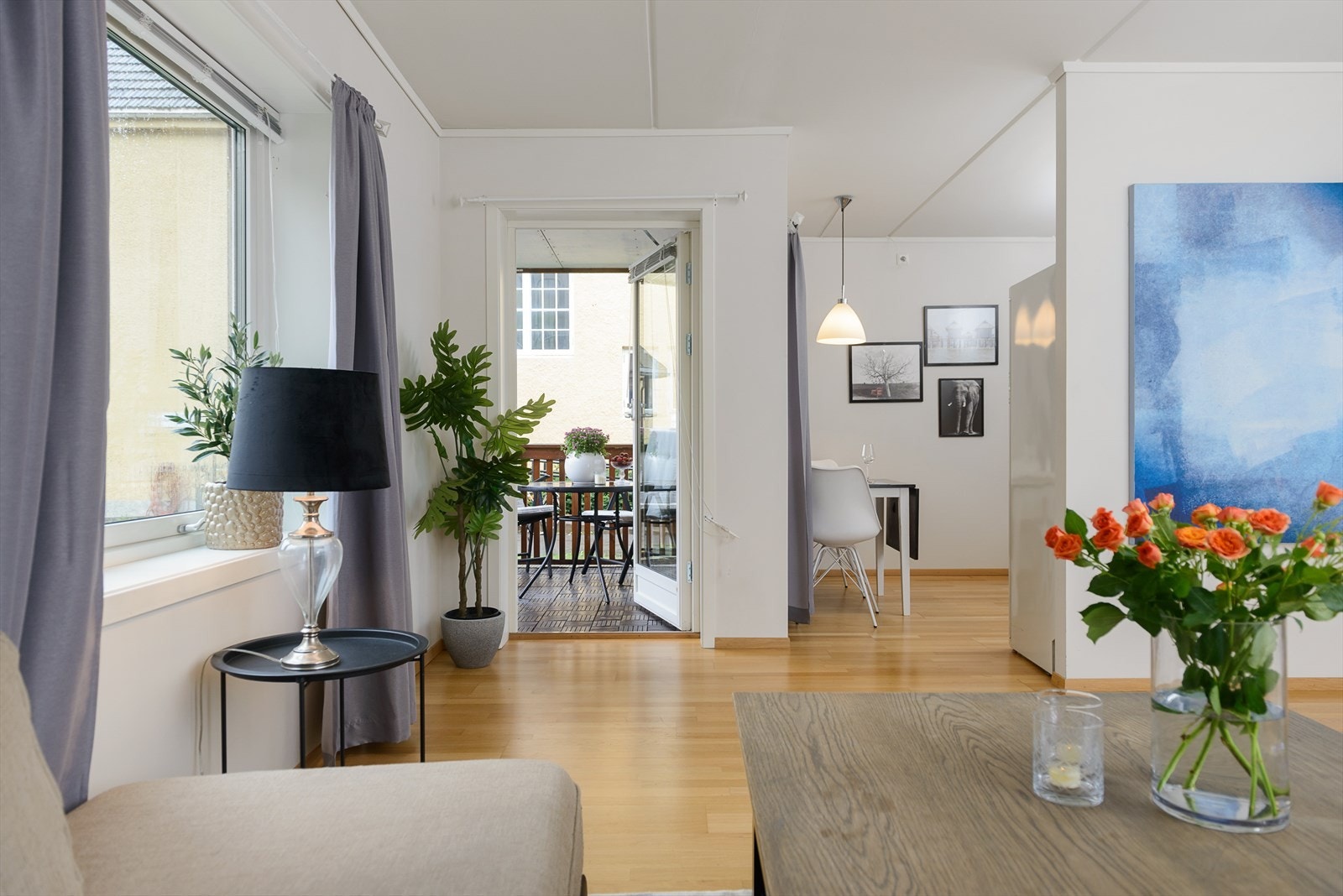 Fra stuen er det halvåpen løsning inn til kjøkkenet. Galleribilde