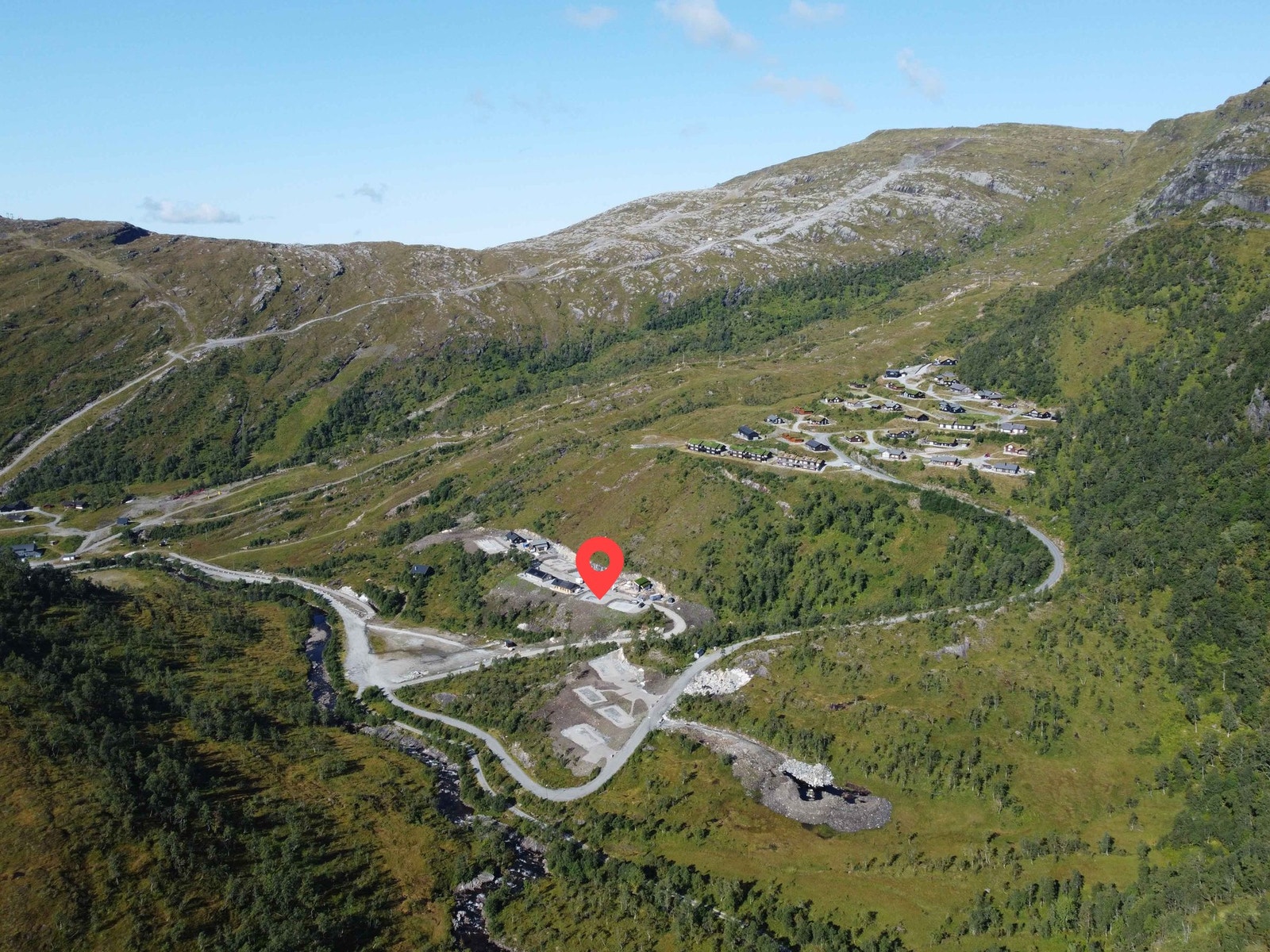 Foto fra felt H3 mot alpinbakken. Tomt 2 markert. Foto fra høsten 2023. Flere hytter er under bygging pr dd. Galleribilde