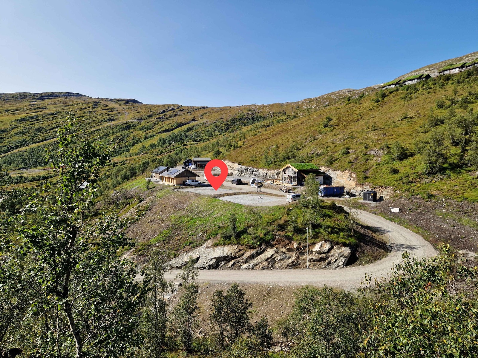 Fra felt H3 høsten 2023. Flere hytter er under bygging pr dd. Tomt 2 er siste ledige tomt på fremre rekke Galleribilde