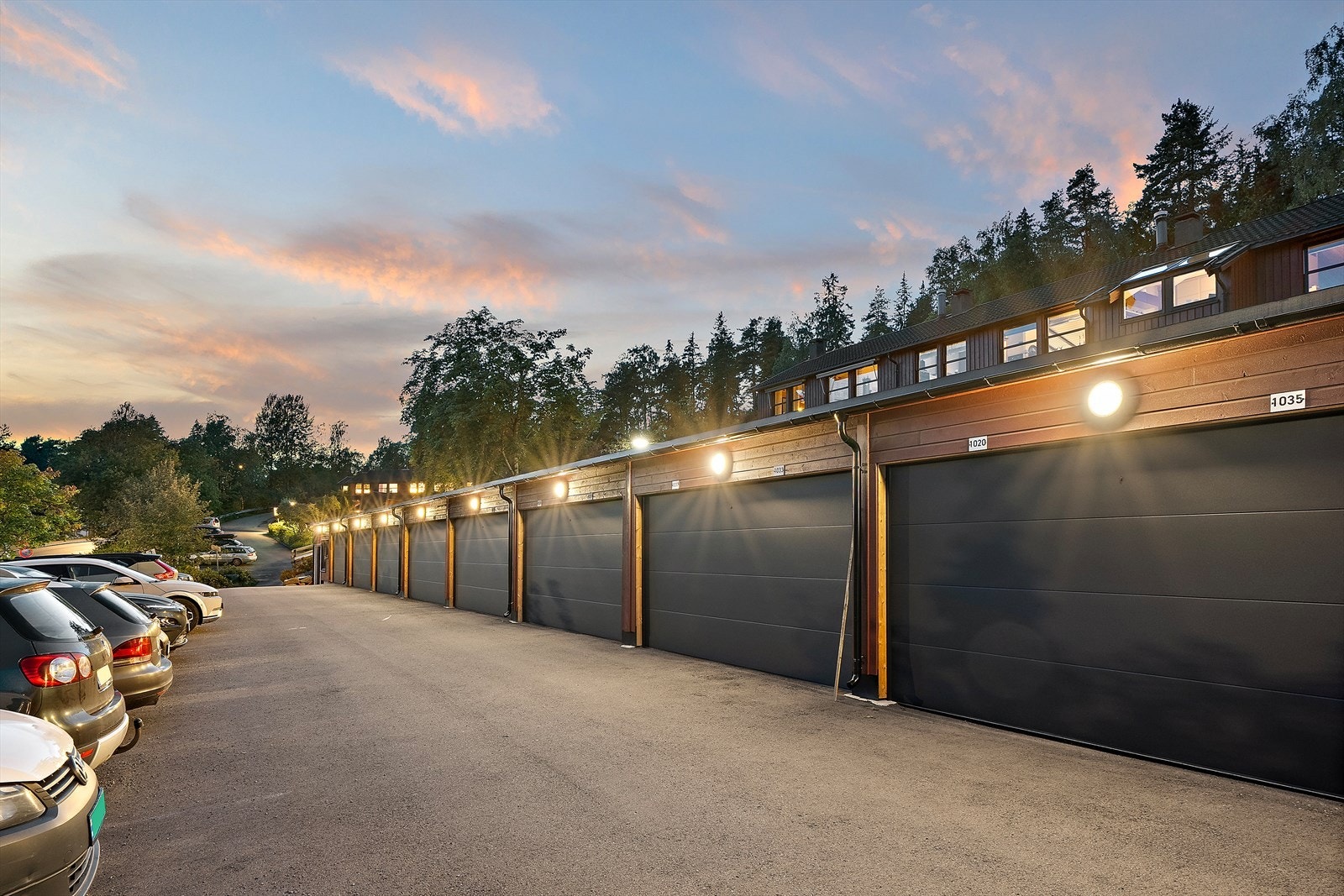1 stk. garasjeplass, rehabilitert 2024 medfølger rekkehuset. Her er det lagt opp til mulighet for elbillading. I tillegg er det rikelig med lagringsplass da det er lagd to hemser i garasjen. Galleribilde