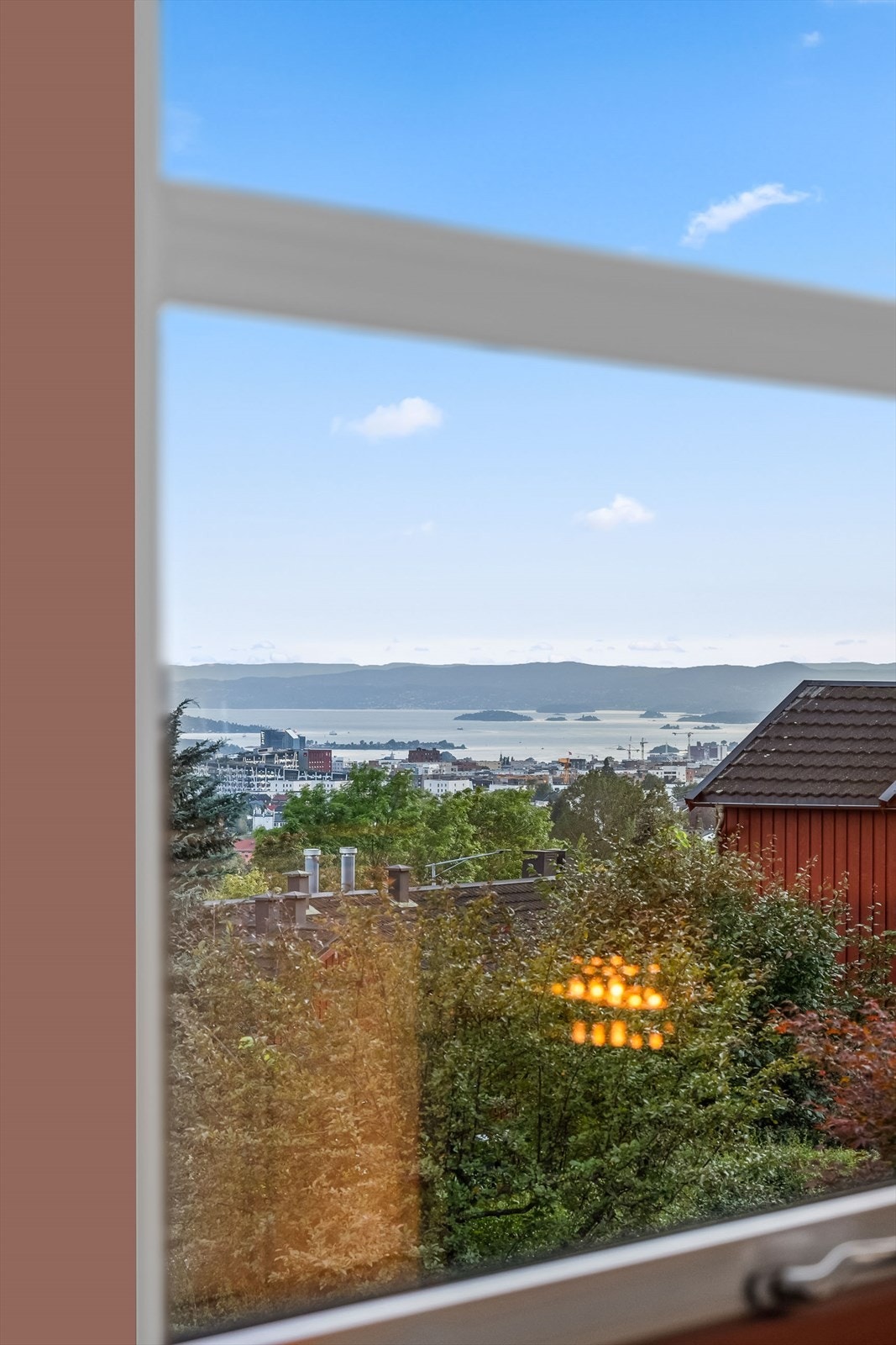 Nydelig fjordutsikt fra både stue og kjøkken. Galleribilde