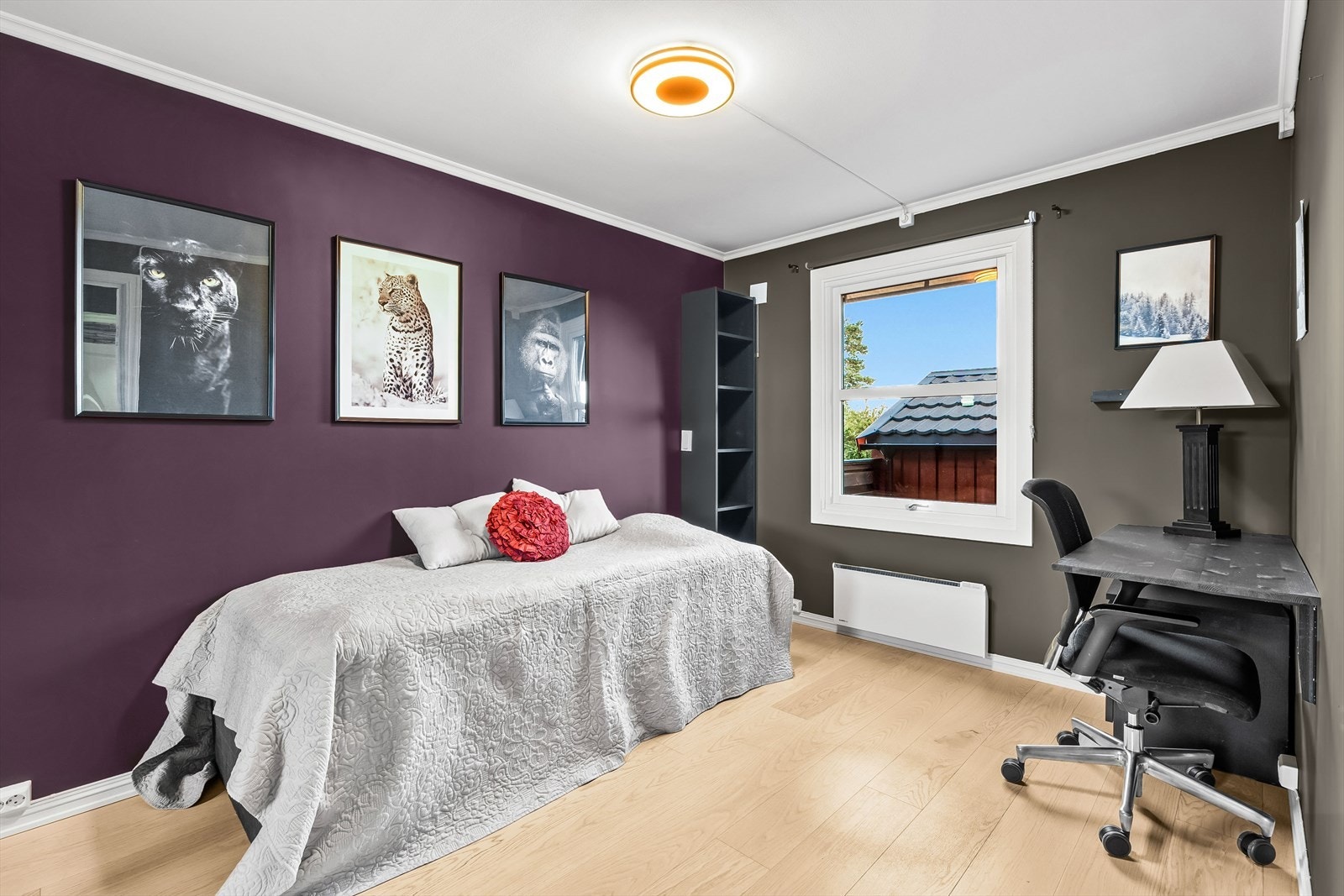 Soverom 1 i 1.etg. Rommet er av god størrelse og er perfekt som både barnerom, ungdomsrom, kontor eller et stort og godt gjesterom. Galleribilde