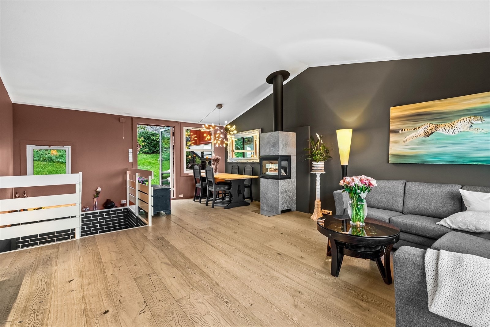 Rekkehuset har en god standard og scorer godt på tilstandsrapporten. Innvendig ble huset pusset opp fra fra 2014-2024. Galleribilde