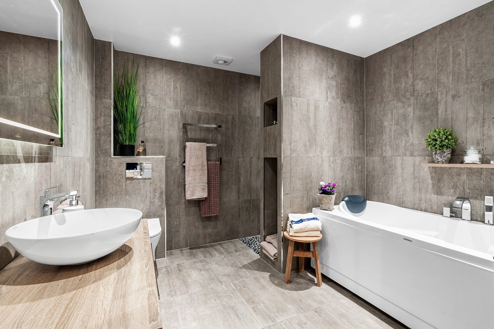 Badet ble utvidet og pusset opp i 2018 i regi av Bademiljø Lørenskog. Baderommet har bl.a både badekar og dusj, fuktstyrt vifte og er utstyrt med varmekabler på gulv. Galleribilde