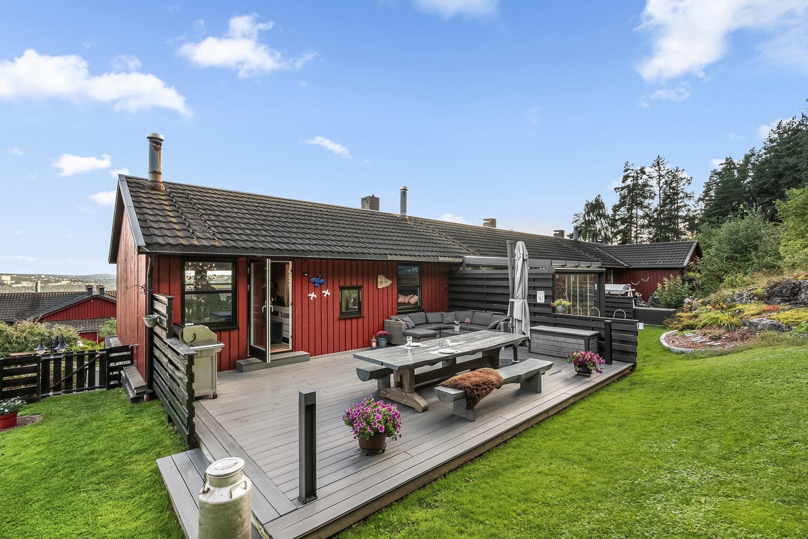 Det ble vedtatt på ekstraordinær generalforsamling at det er tillatt utbygging inntil 26 kvm på hver enhet. Dette må allikevel søkes om. Galleribilde