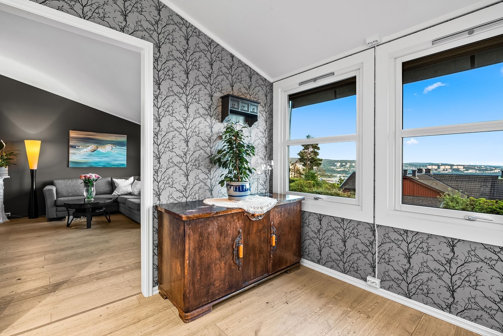 Kjøkkenet ligger praktisk til, vegg i vegg med stua. Her er det også plass til et lite spisebord ved vindu. Galleribilde