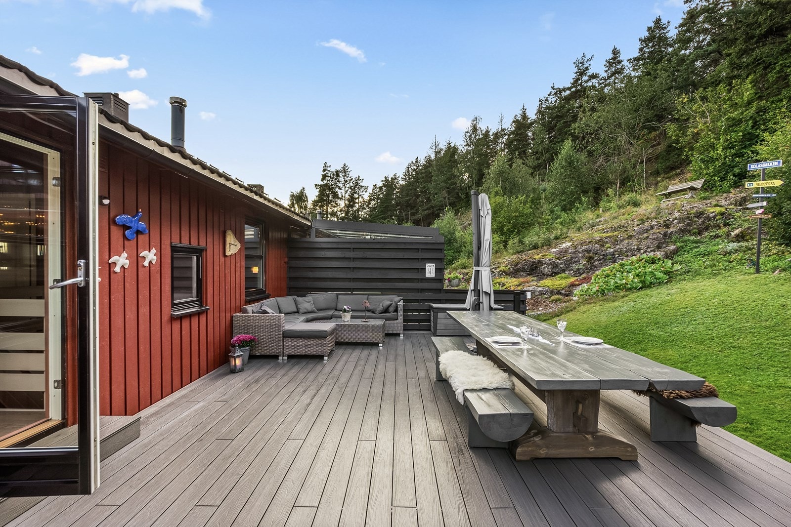 På baksiden av huset, med utgang fra stue, er det en superfin og stor terrasseplatting. Her det godt med plass til både en stor loungesofa og et stort langbord. Galleribilde