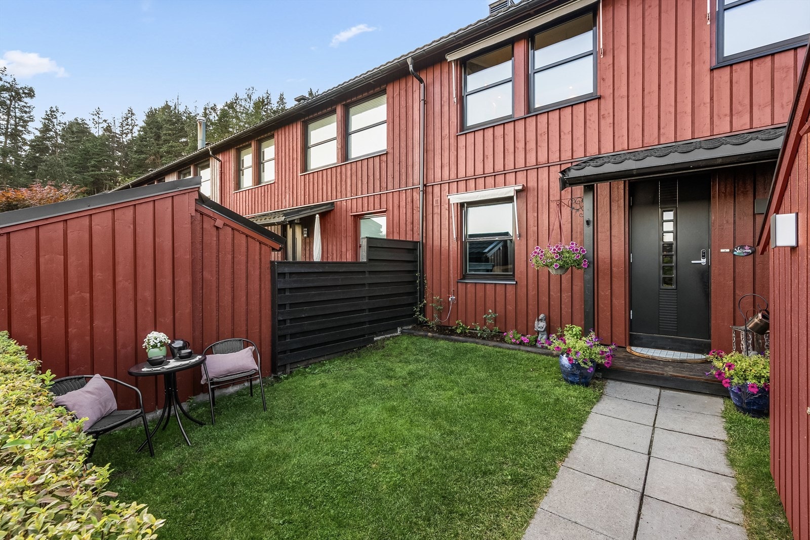 La oss ta en titt inn i dette flotte rekkehuset! Galleribilde