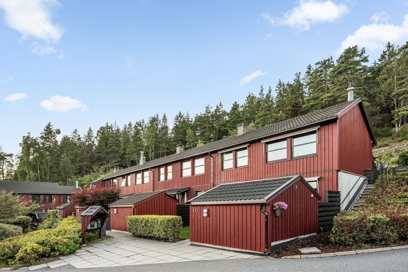 I tillegg til den nyIige rehabiliteringen på fremsiden av huset ble det i 1996 lagt nye tak, også det i regi av borettslaget. I 2019 ble det lagt ny kledning og vind-duk på gavlveggen. I 2016 installerte selger doble villamarkiser. Galleribilde