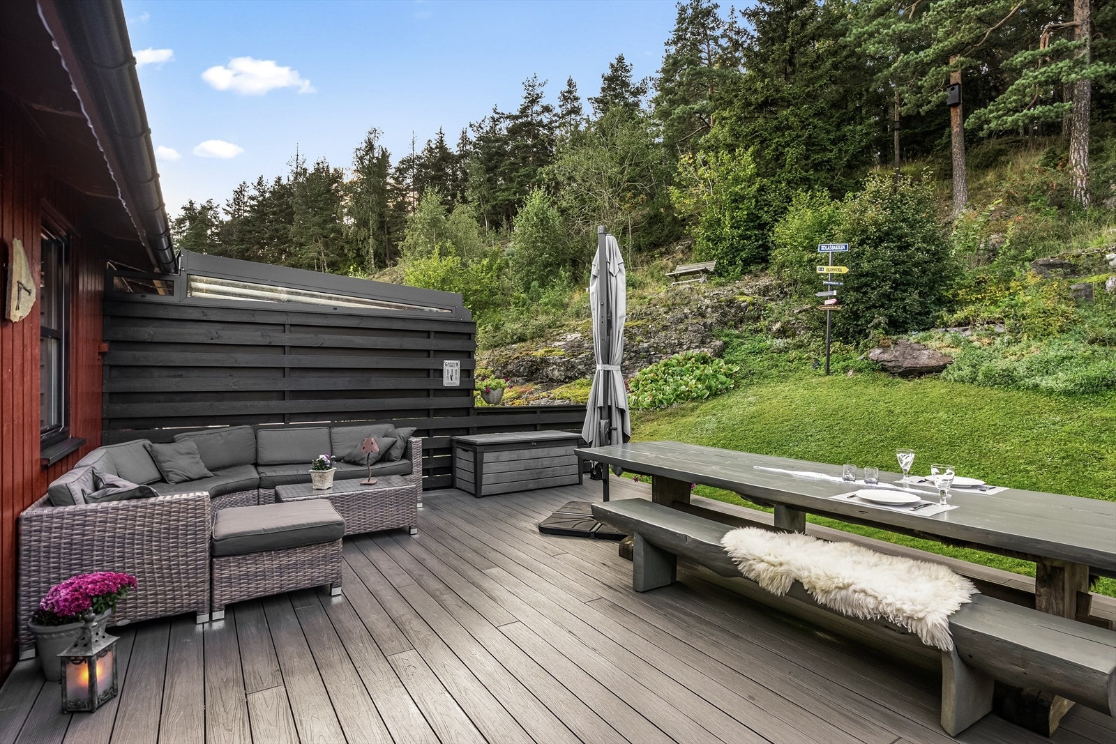 Idyllisk og flott med både fugler og rådyr. Morelltre får du også med på kjøpet. Galleribilde
