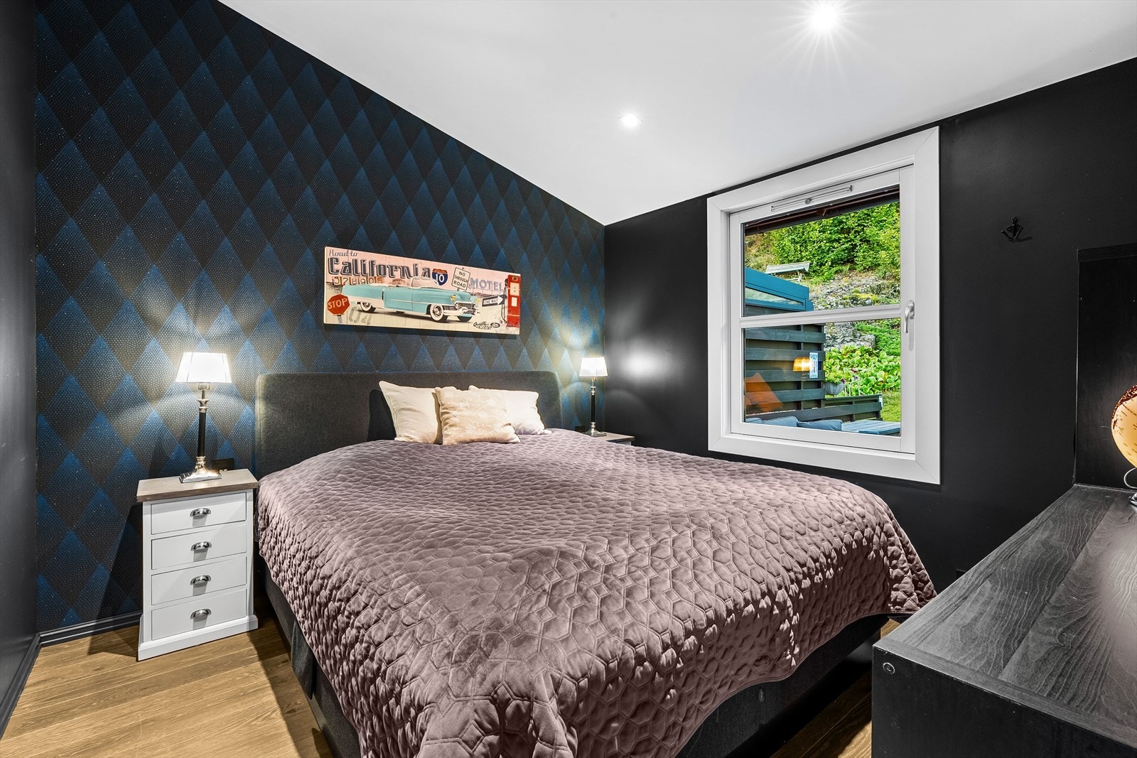 I 2020 ble hovedsoverommet pusset opp med bl.a ny isolasjon i 3 vegger og tak. Galleribilde