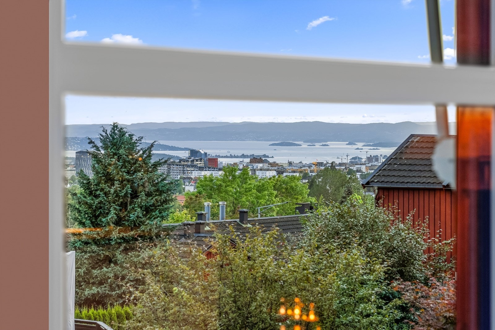 Her får du fjordutsikt fra både stue og kjøkken. Galleribilde