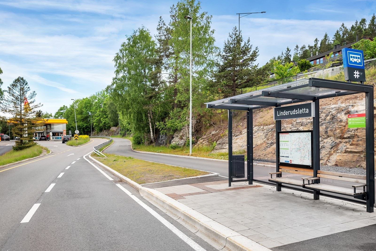 Leiligheten ligger meget sentralt i borettslaget med kort vei til garasje, trapp, bussholdeplass, med alle bussruter, som 31, 25, 26, 60, 380, 390, flybussen og T banens linjer 4 og 5. Galleribilde