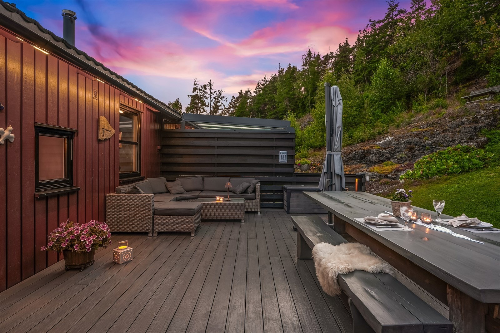 På vår- og sommerhalvåret blir terrassen som en forlengelse av stuen og innbyr til mer samvær og fine stunder med familie og venner. Galleribilde