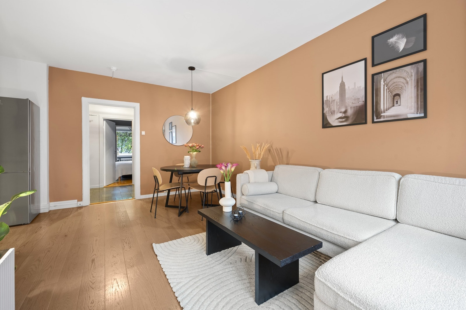 Her er det god plass til sofa med tilhørende salongbord og tv-seksjon. Galleribilde