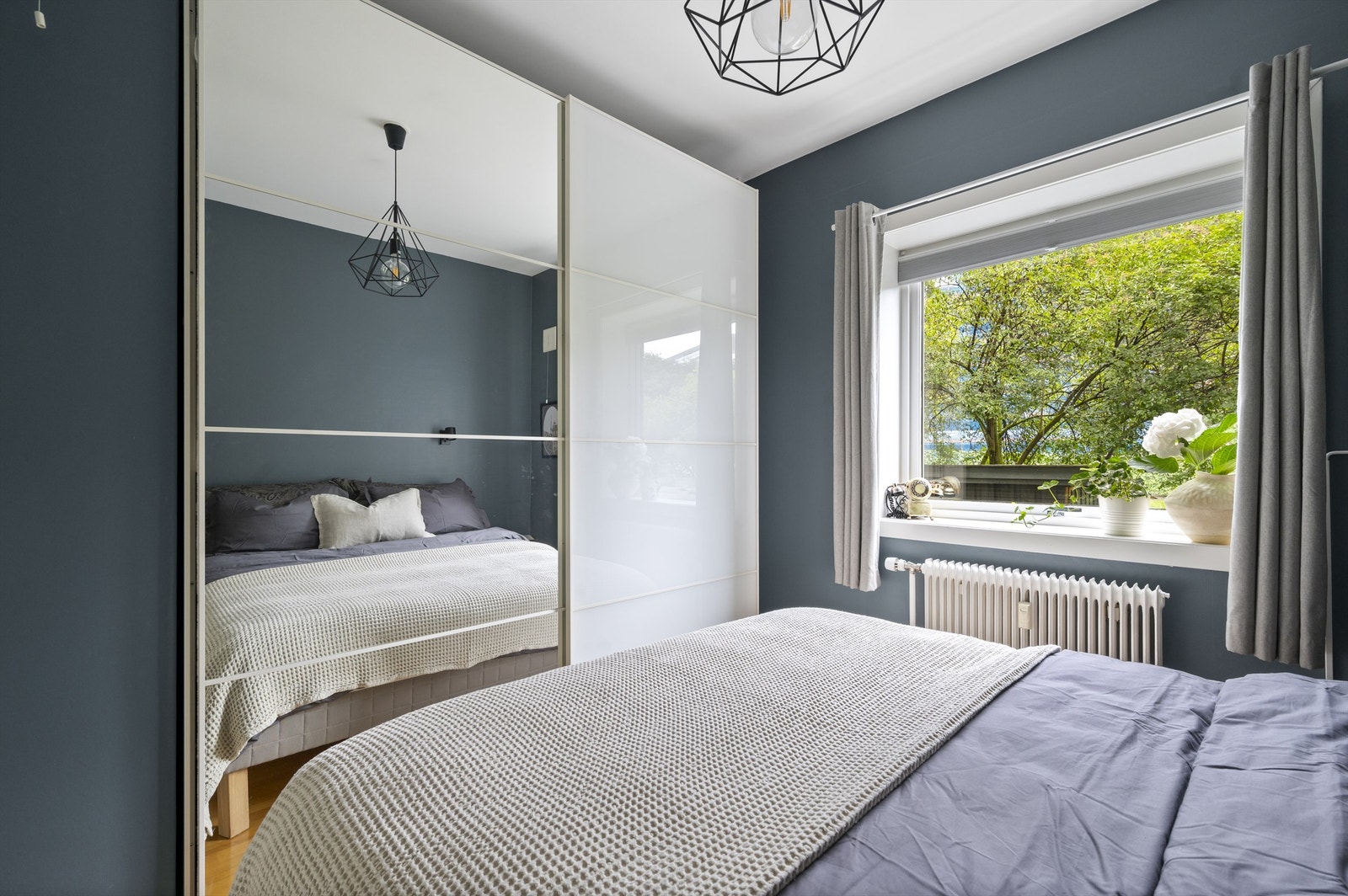 Veggene er malt i en lun farge som gir en deilig atmosfære å sove i. Galleribilde