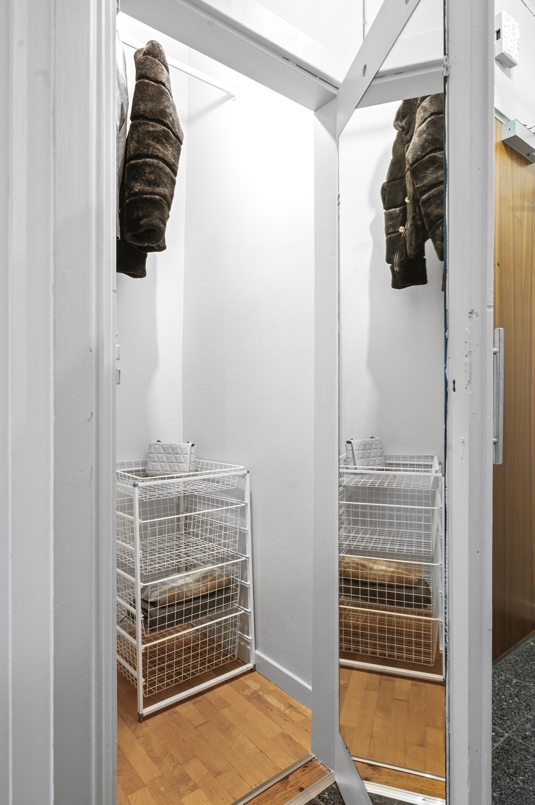 Innbydende entré som gir et godt førsteinntrykk av boligen og byr på gode oppbevaringsmuligheter. Her har du god plass til både jakker og sko samt direkte adgang til boligens kott som gir god lagringskapasitet til alt man måtte ønske å "gjemme unna". Galleribilde