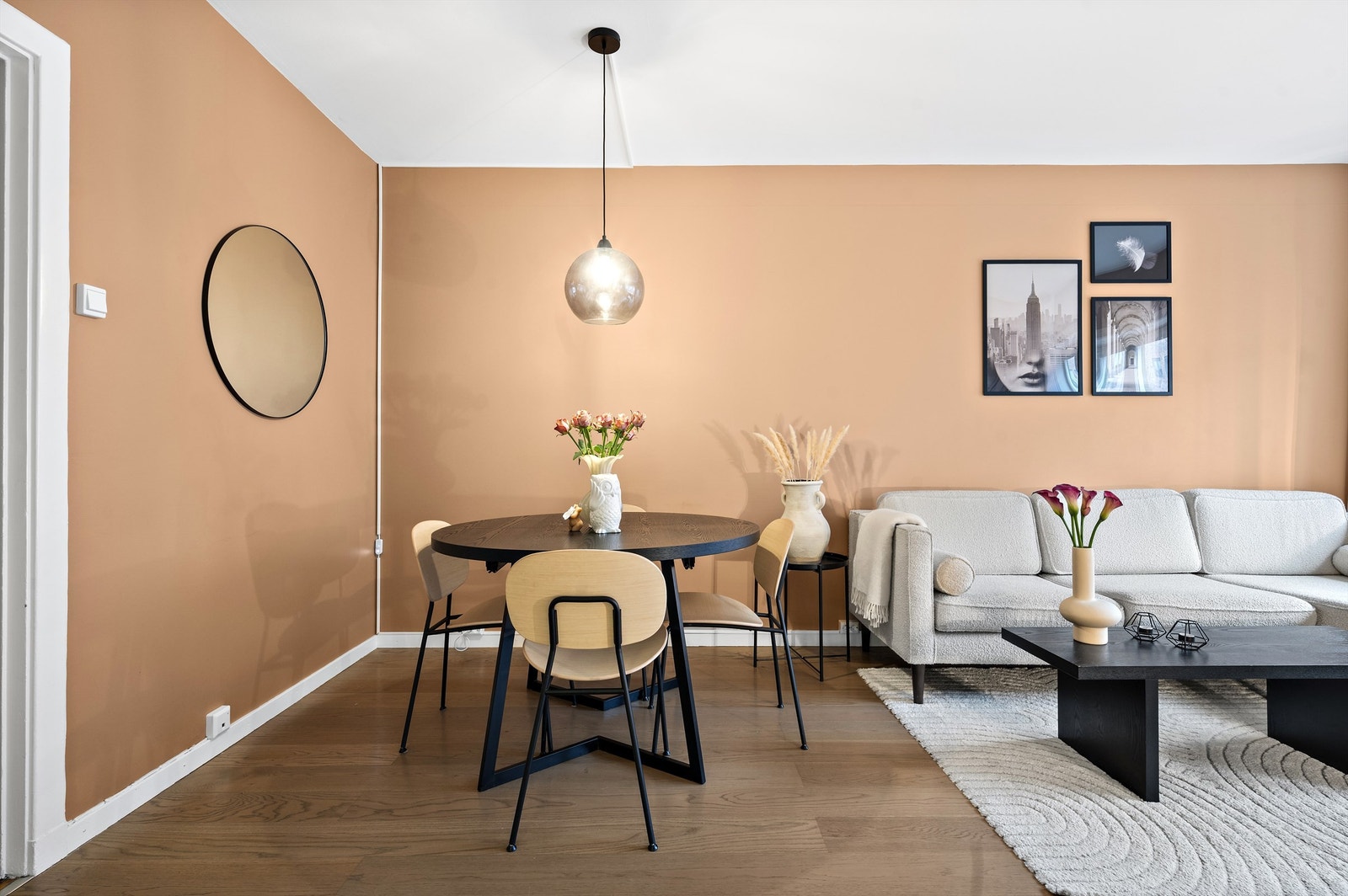 Rommet er romslig og har en veldimensjonert utforming hvor man med enkelthet kan innrede etter eget ønske og personlige stil. Galleribilde