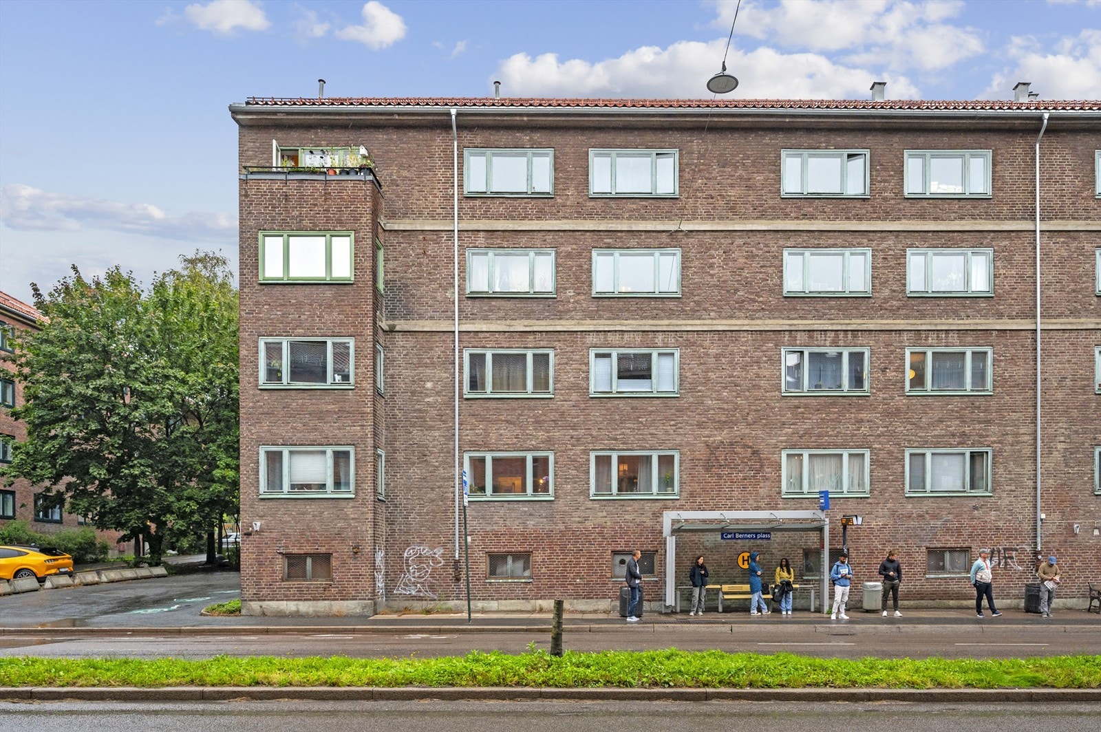 Leiligheten ligger sentralt til på populære Carl Berner med alt av servicetilbud rett utenfor døren. Galleribilde