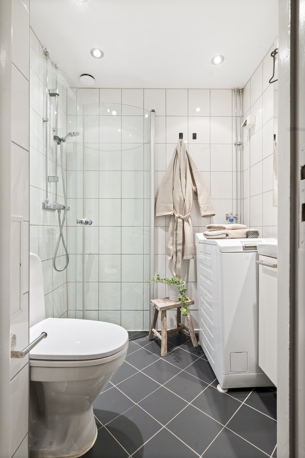 Delikat, flislagt baderom som ble pusset opp i regi av boligselskapet i 2009. Galleribilde