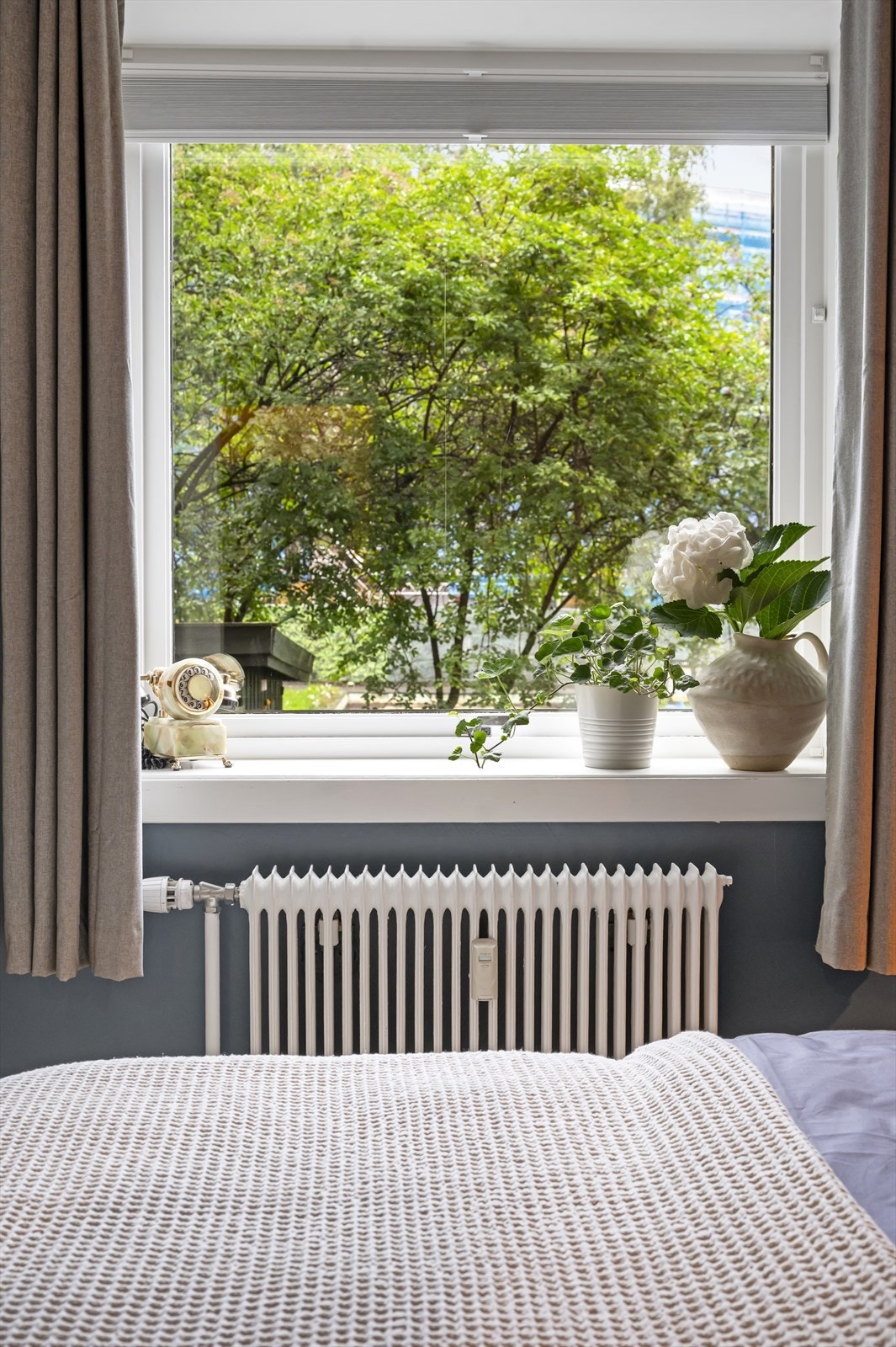 Stort vindu gjør rommet lyst og luftig. Galleribilde