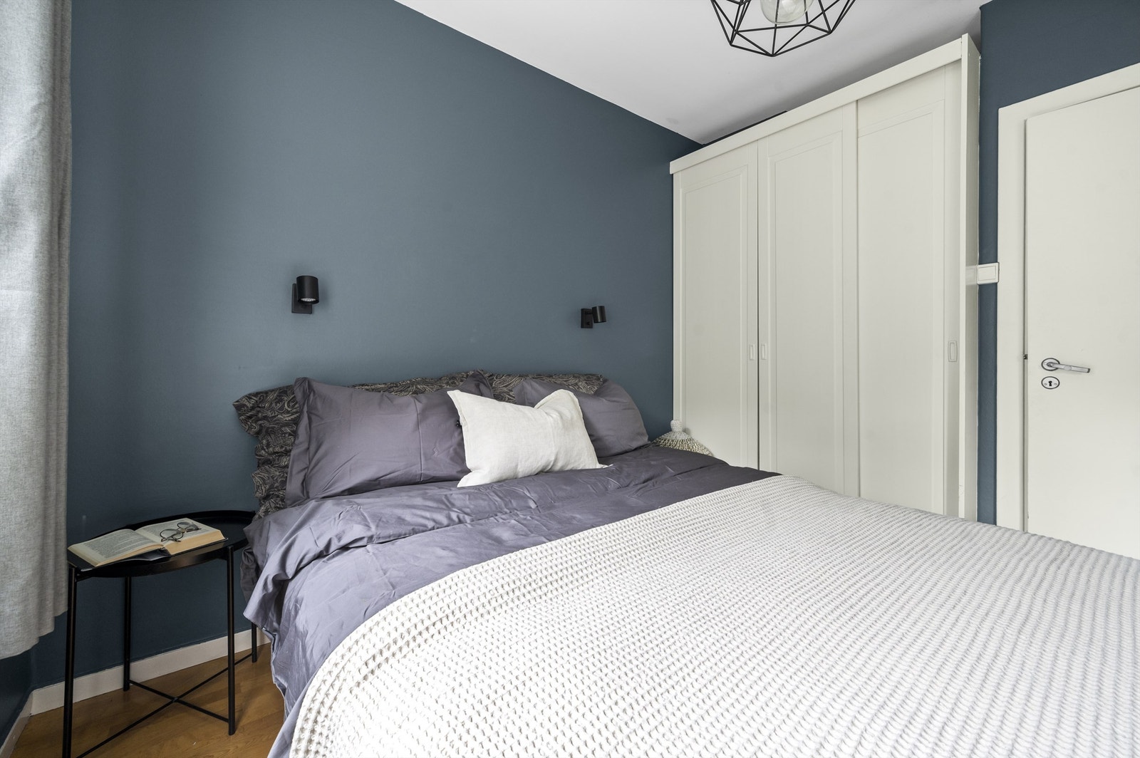 Delikat og praktisk innredet med to romslige garderobeløsninger. Galleribilde