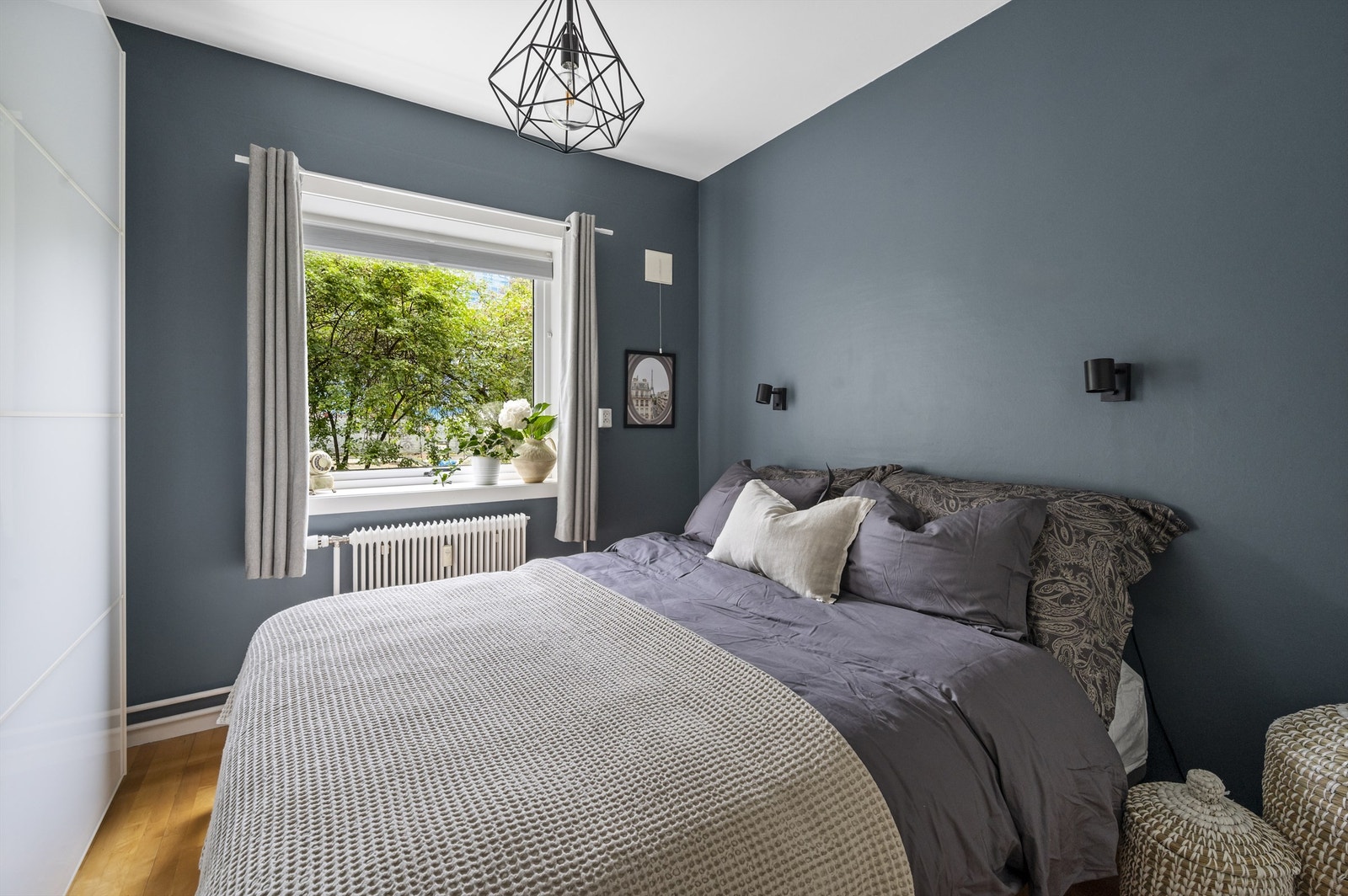 Soverommet er av god størrelse og byr på god plass til dobbeltseng med tilhørende nattbord. Vender mot rolig gårdsrom Galleribilde