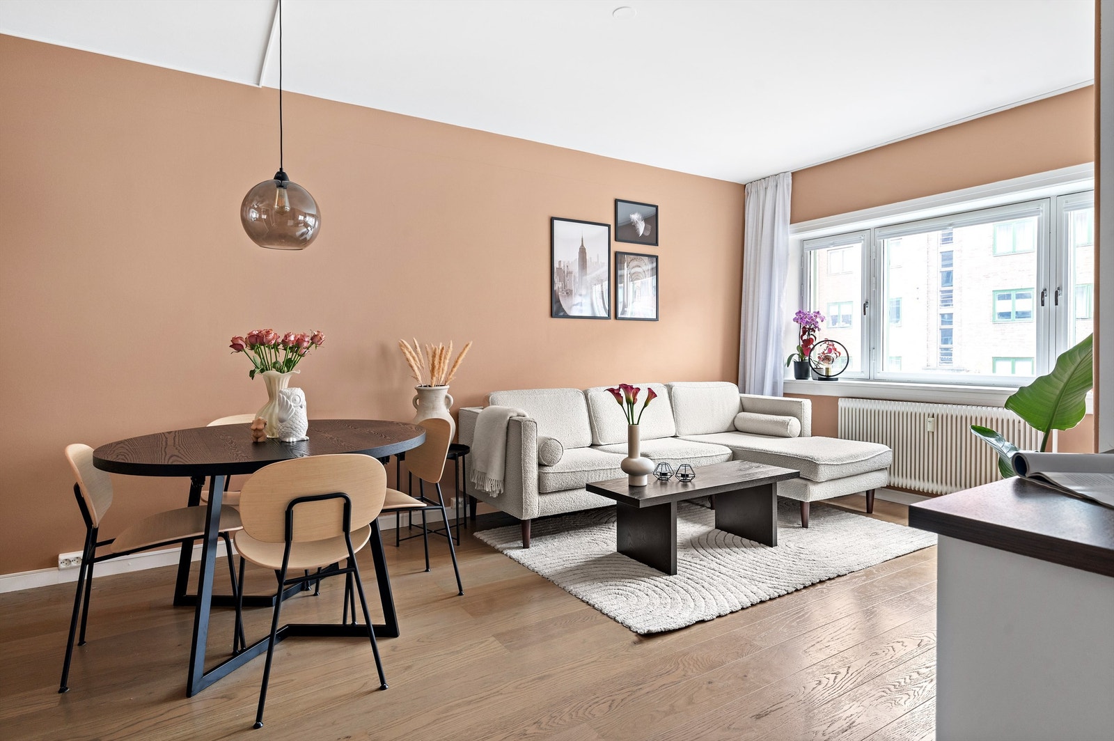 En flott leilighet med god planløsning samt en lys og luftig atmosfære. Galleribilde