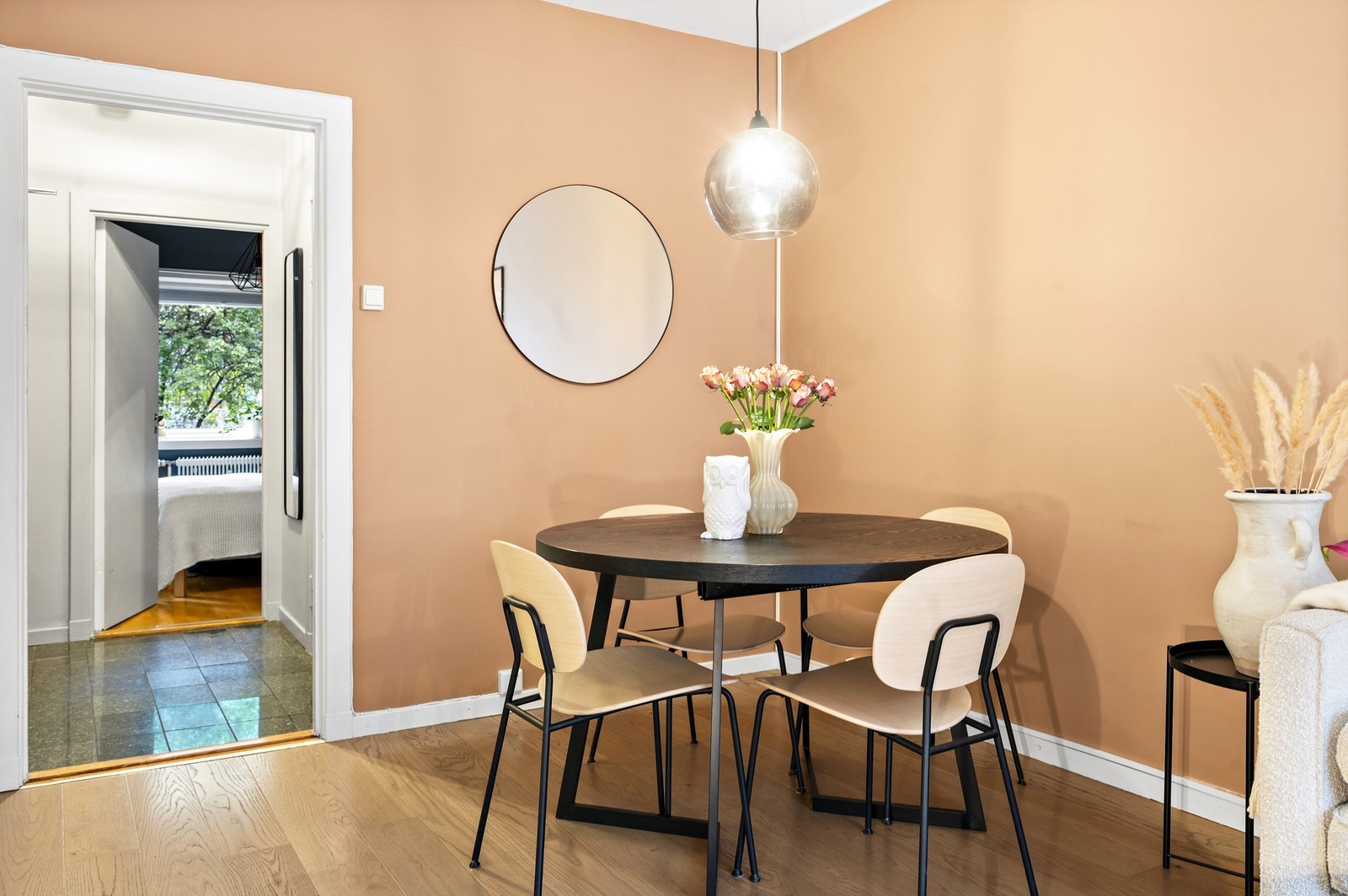 Pene, malte vegger og lekker en-stavs laminat på gulv skaper et moderne og gjennomført uttrykk. Galleribilde