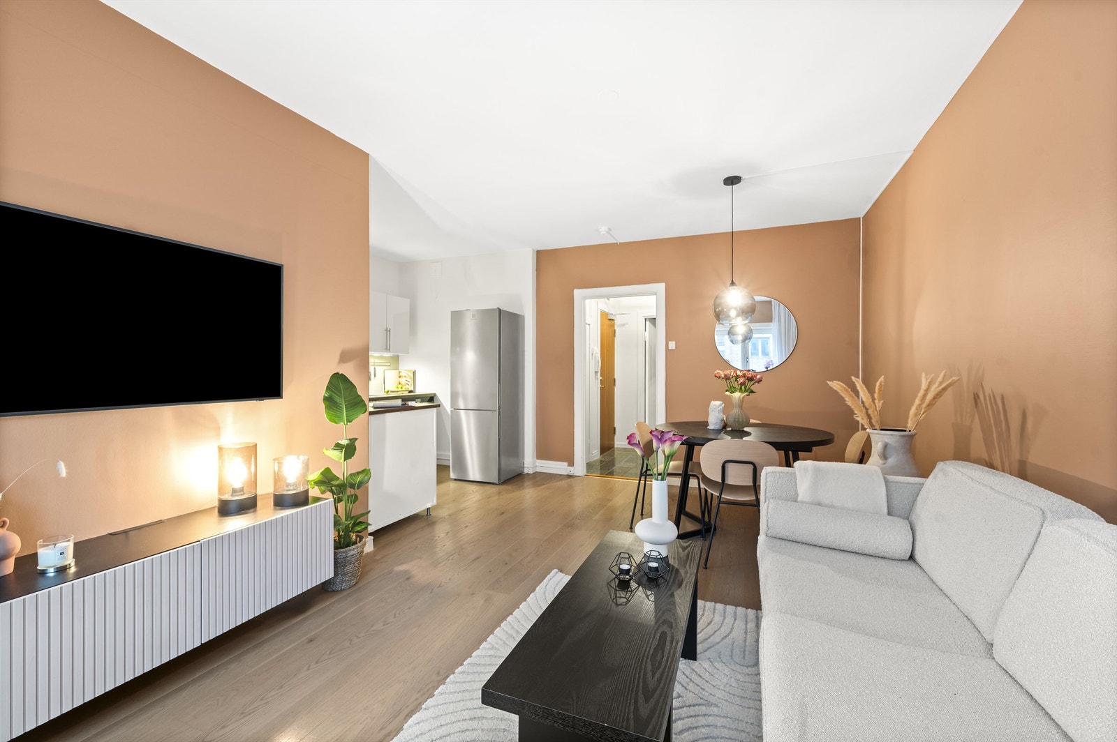 Tiltalende og moderne stue med en lys og luftig romfølelse. Galleribilde