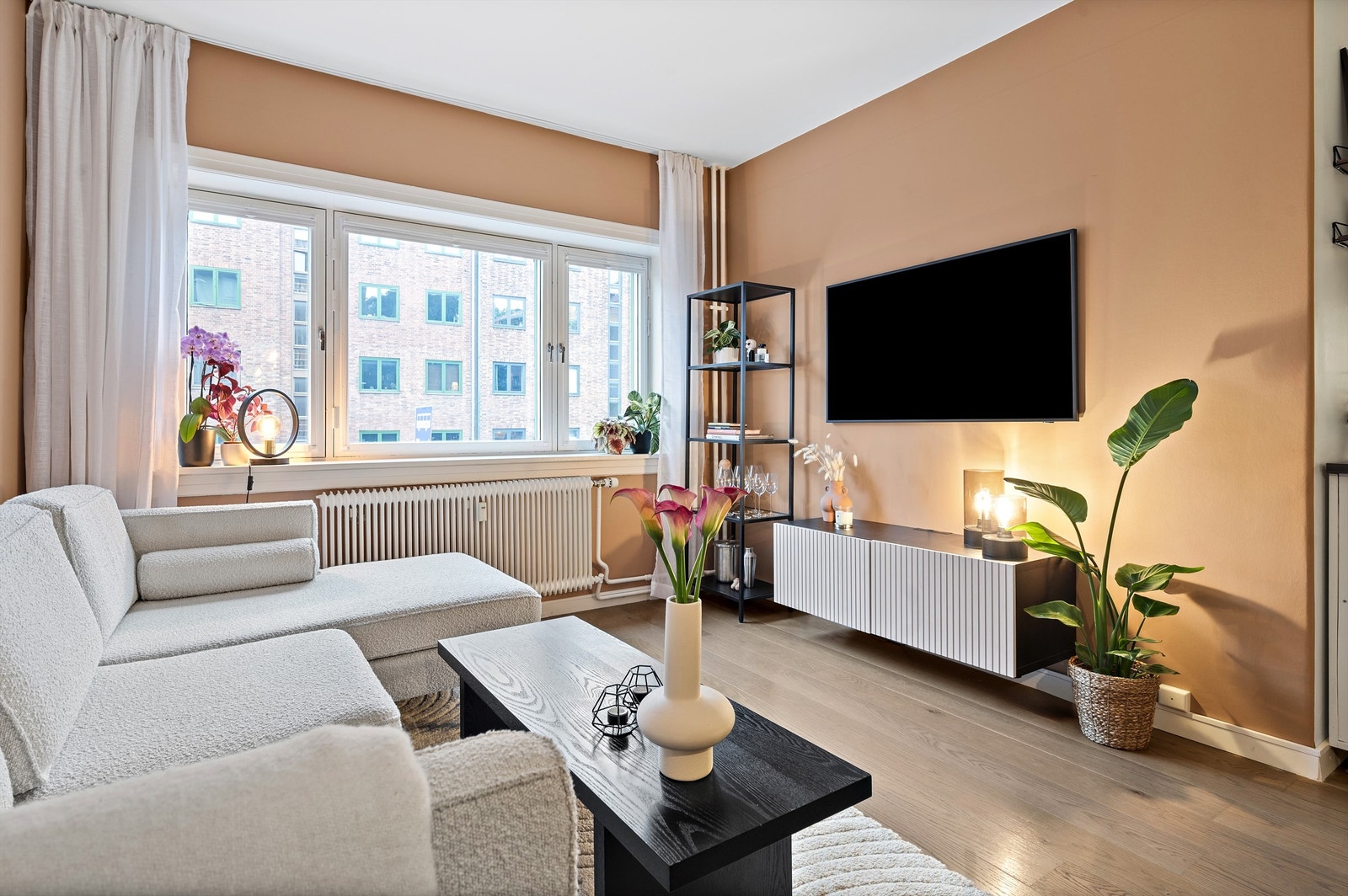 Leiligheten holder en god standard med sin moderne stil og delikate fargepalett. Store vindusflater sørger for godt med lysinnslipp i alle oppholdsrom. Galleribilde