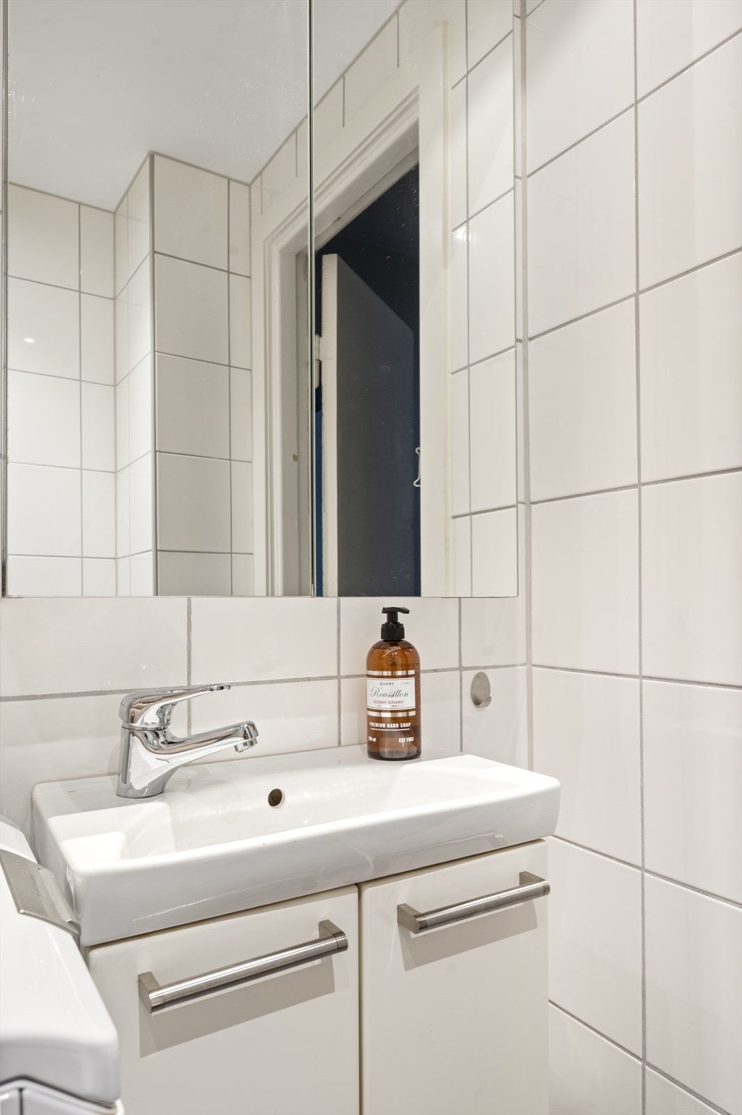 Varmekabler i gulv som gir en lun og behagelig start på dagen! Vaskemaskin medfølger. Galleribilde