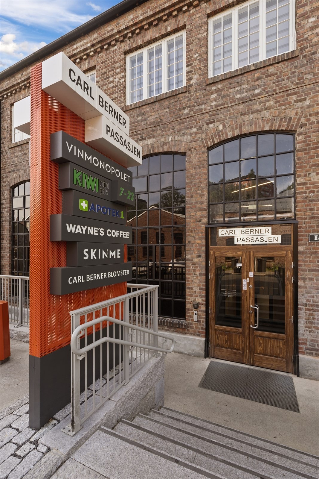 I Carl Berner passasjen, kun få minutters gange fra leiligheten finner du Vinmonopolet, apotek, Kiwi, blomsterhandel og optiker. Galleribilde